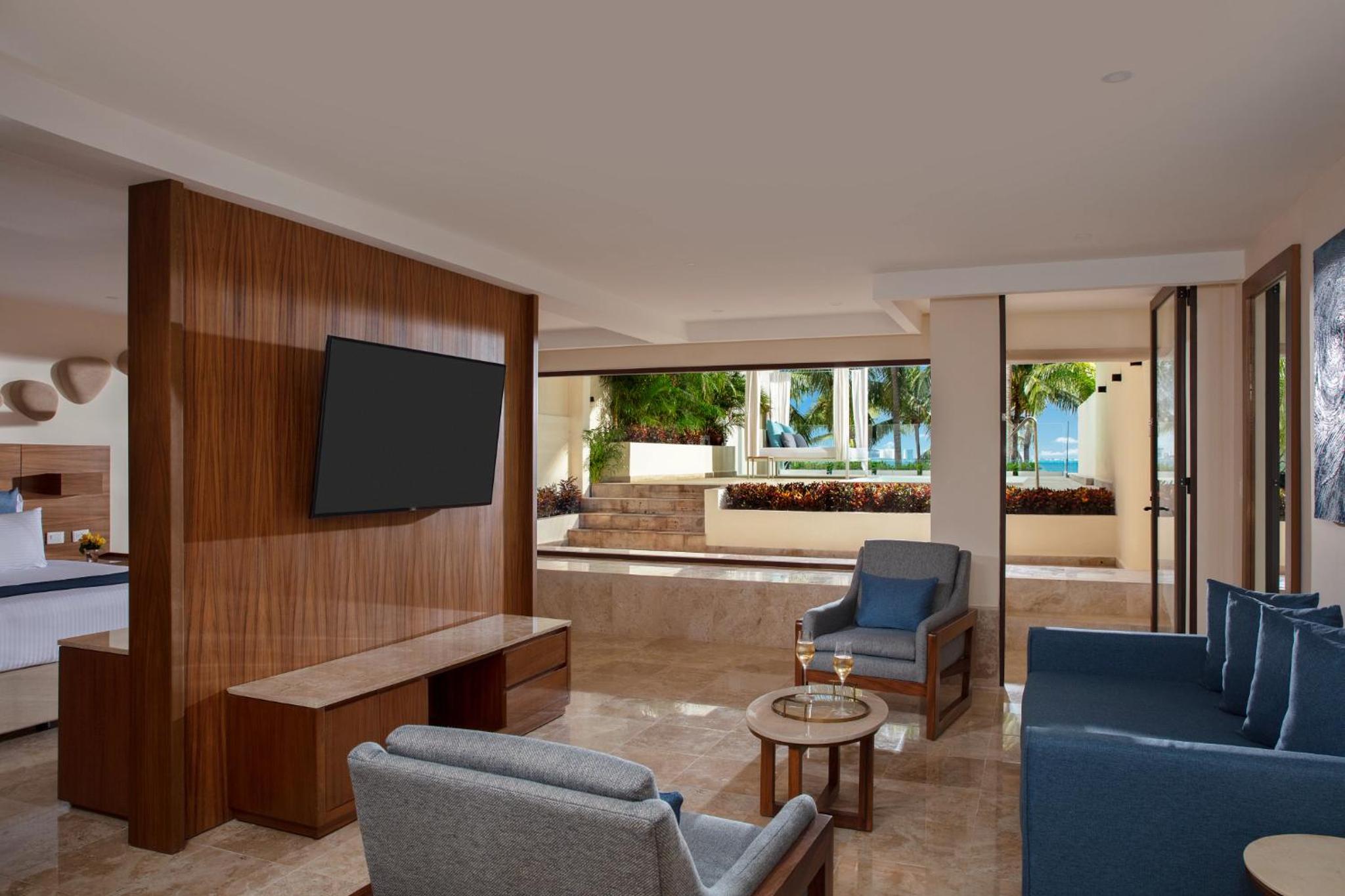 Preferred Club Honeymoon Plunge Pool Suite - Adults only thumbnail 6