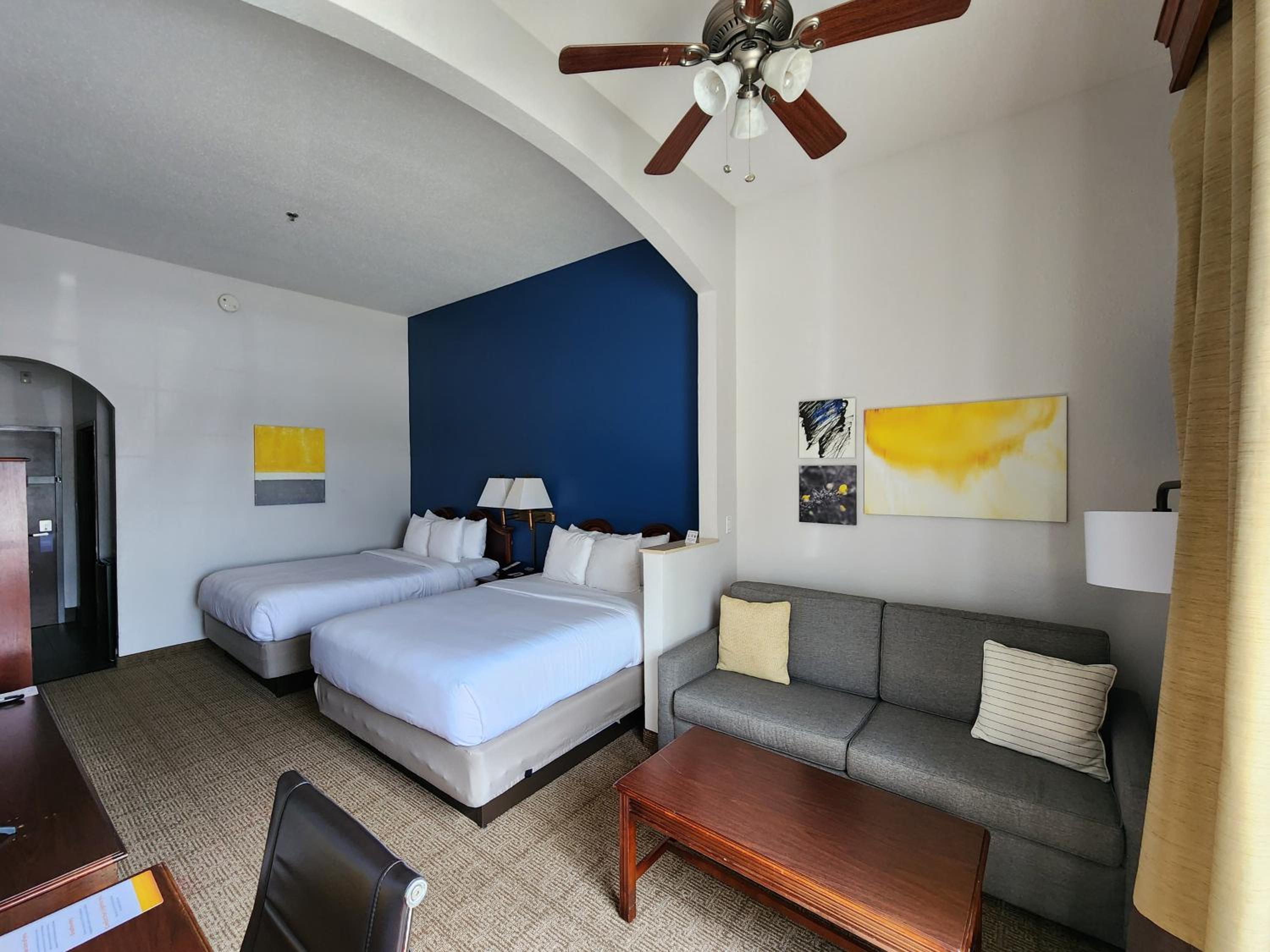 Queen Suite with Two Queen Beds - Non-Smoking - Photo 3