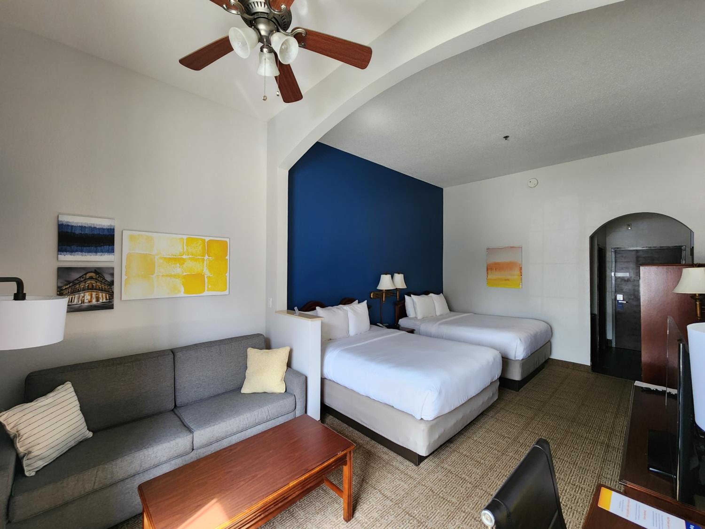 Queen Suite with Two Queen Beds - Non-Smoking - Photo 5