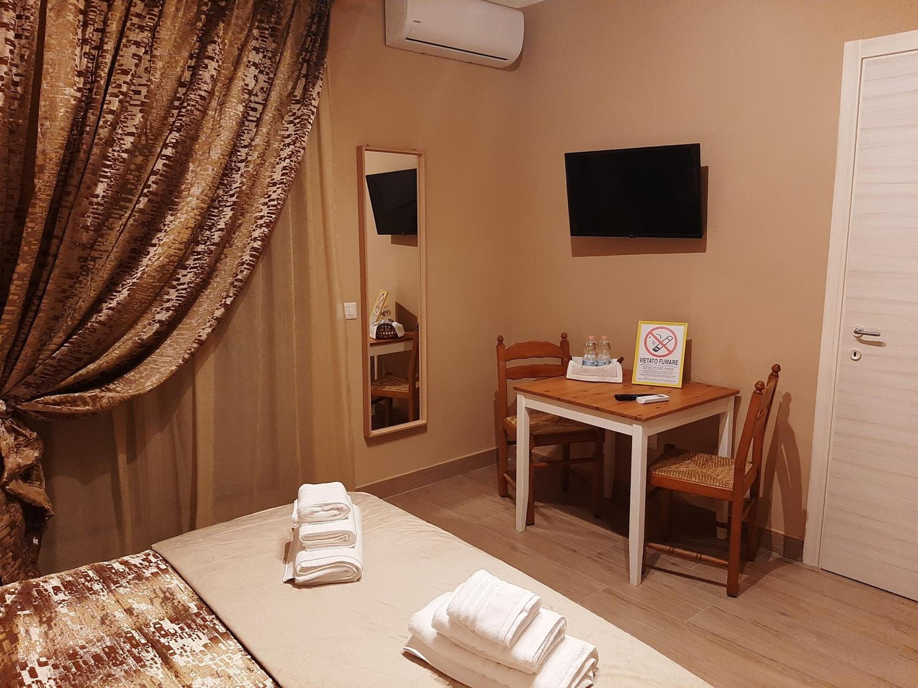 Double Room with Private Bathroom photo 3