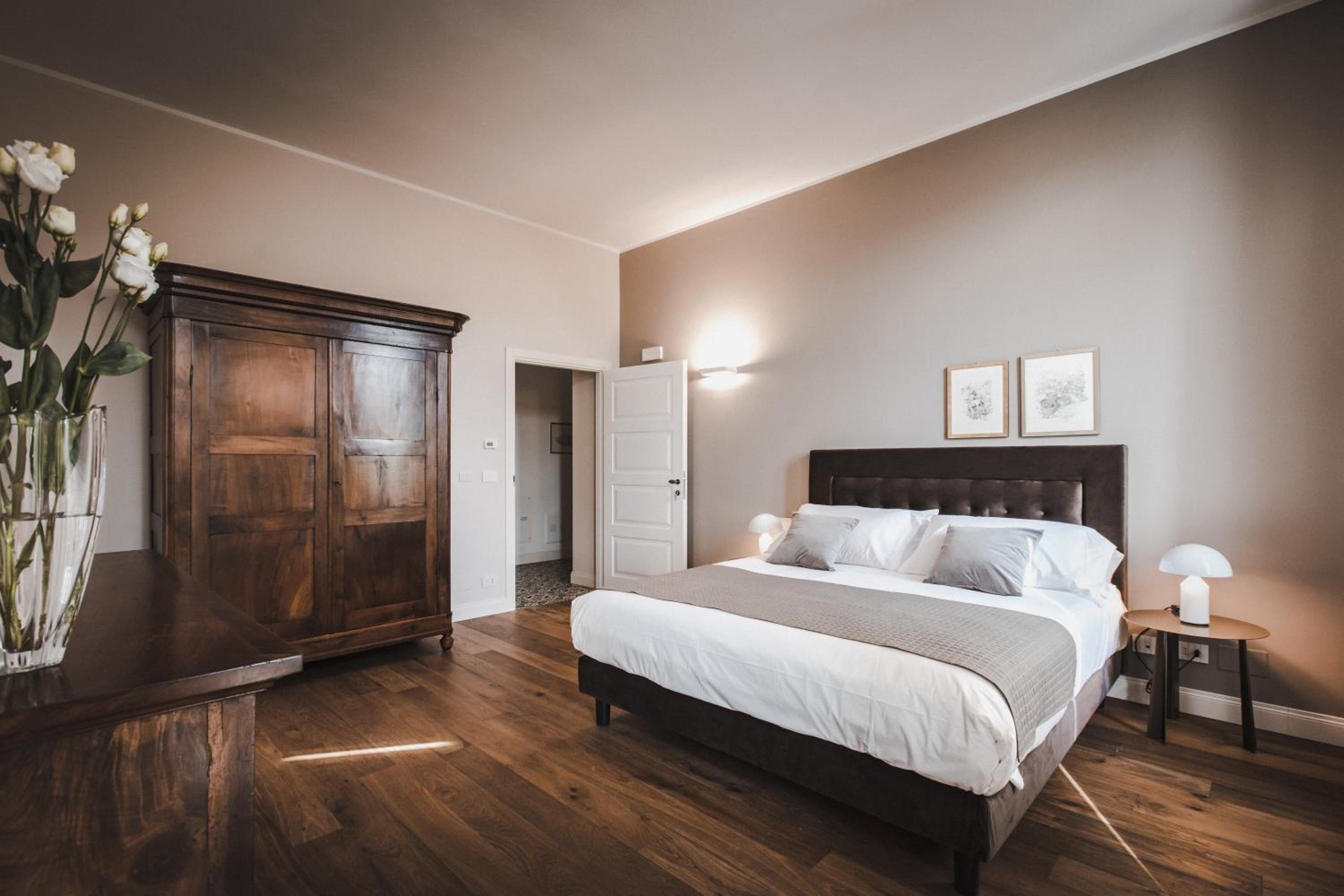 King Suite with Balcony photo 2
