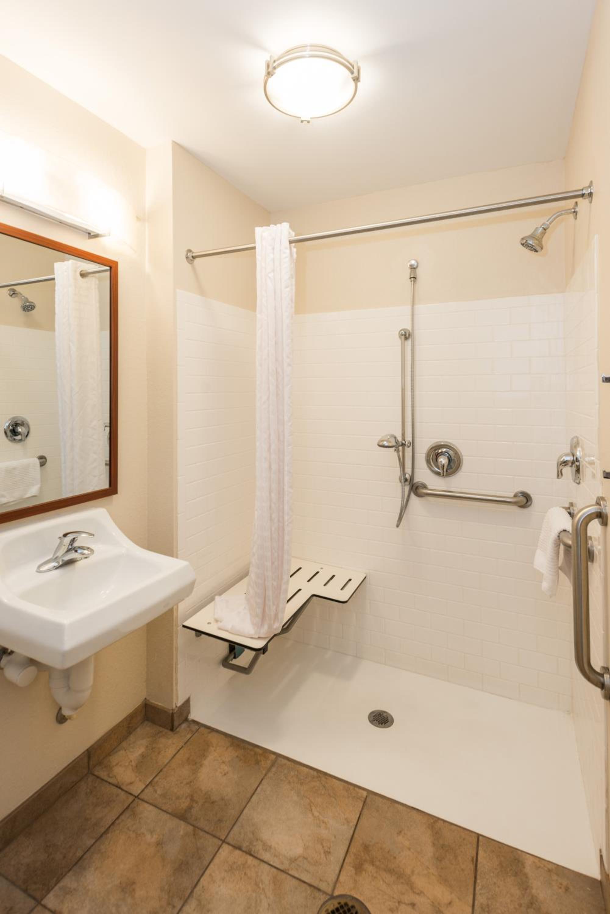 One-Bedroom King Room with Roll-In Shower - Hearing Accessible/Non-Smoking - Photo 5