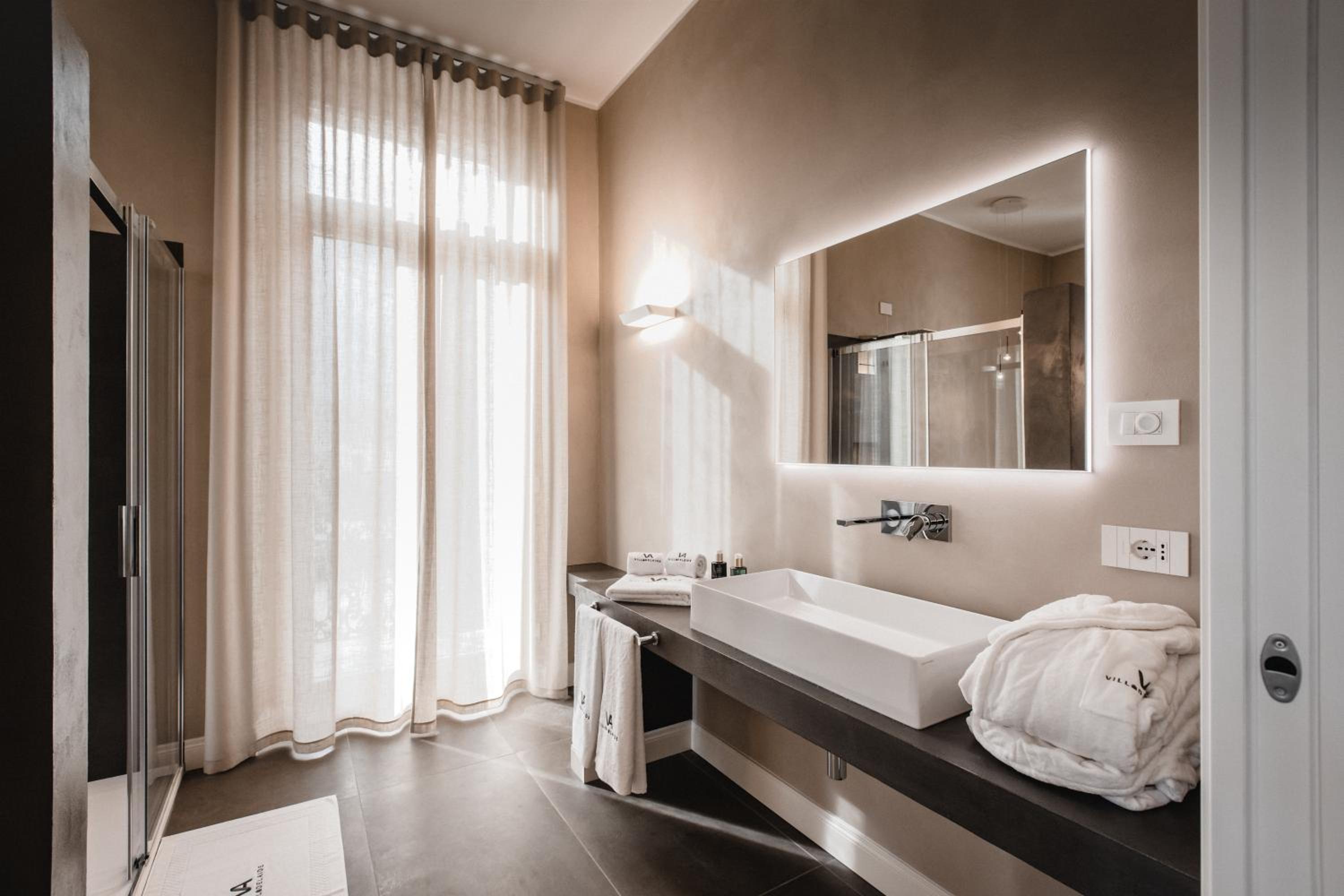King Suite with Balcony photo 3