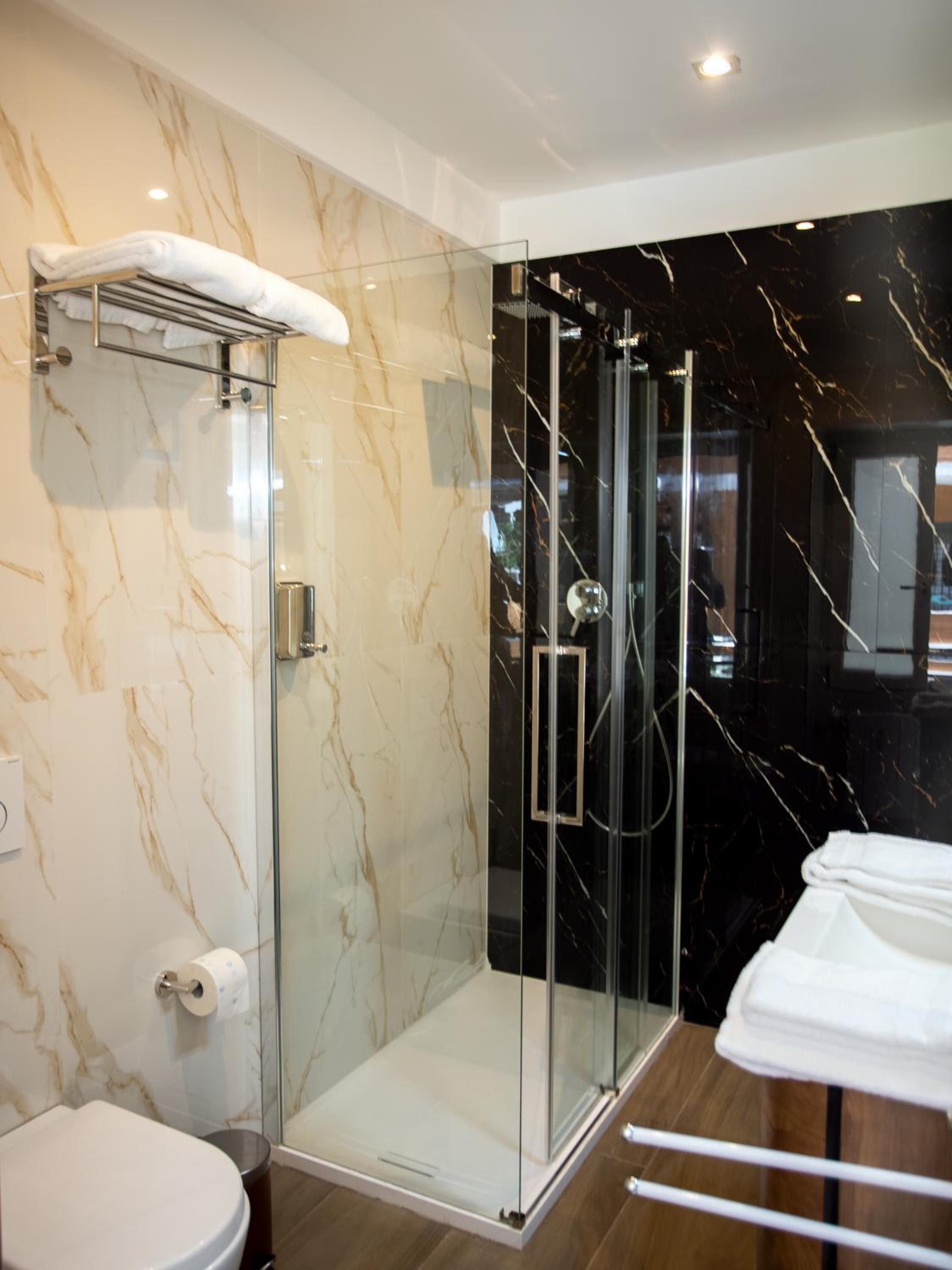 Triple Room with Private Bathroom photo 2