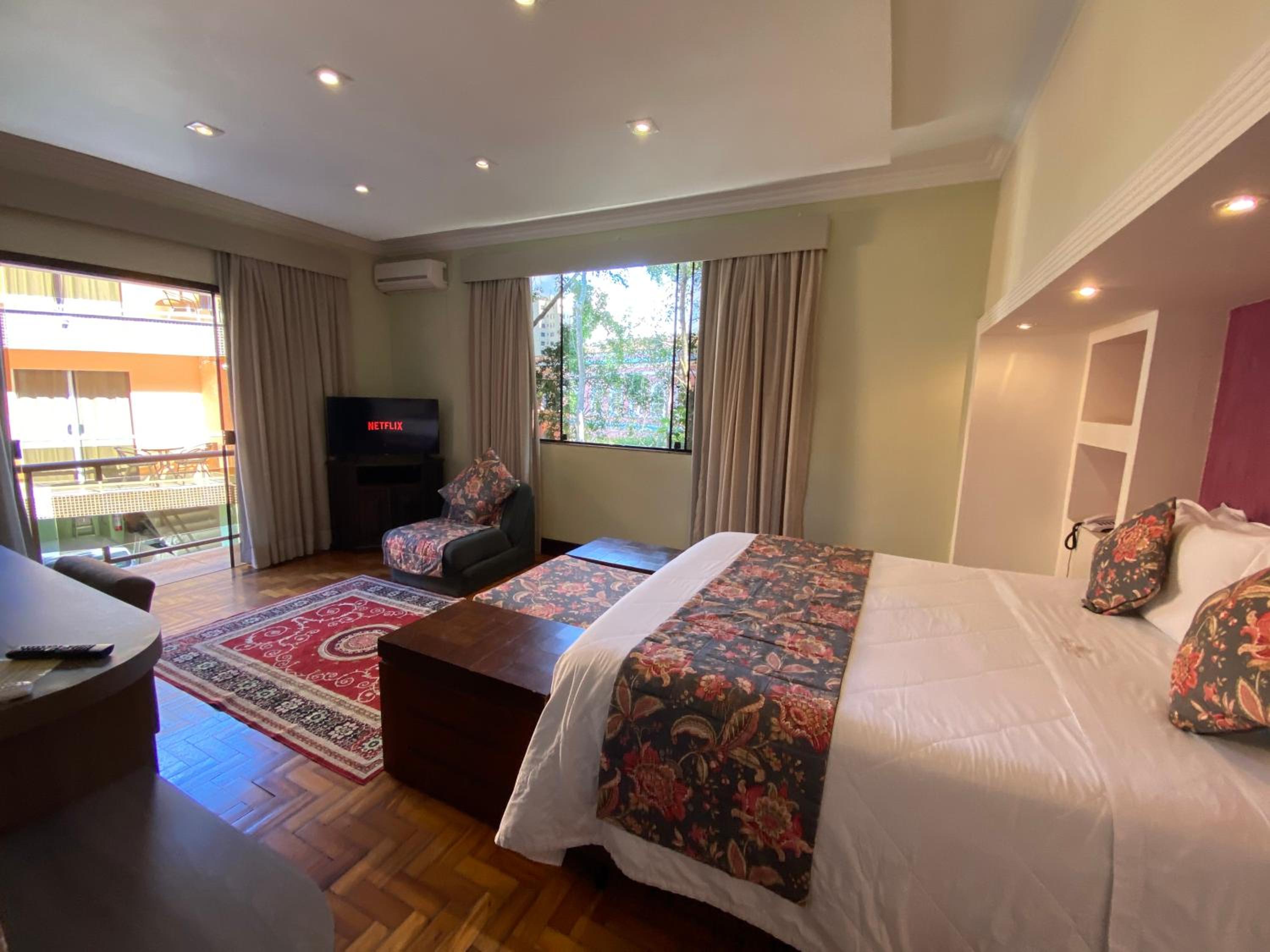 Queen Suite with Spa Bath