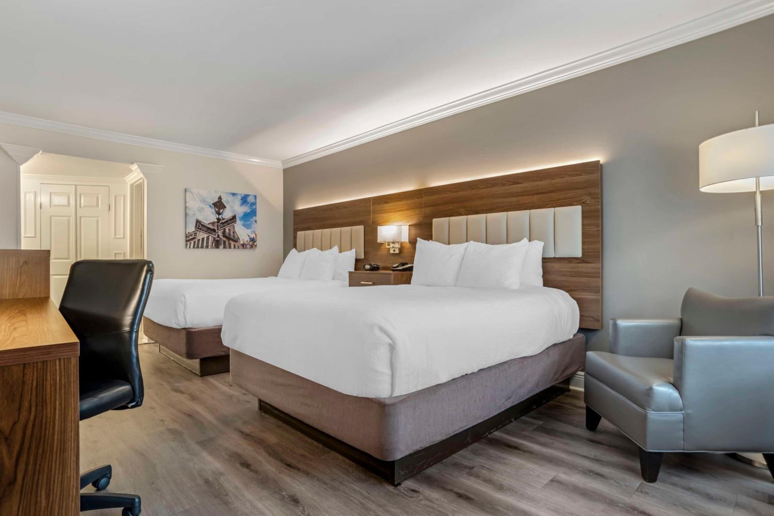 Queen Room with Two Queen Beds - Non-Smoking - Photo 9