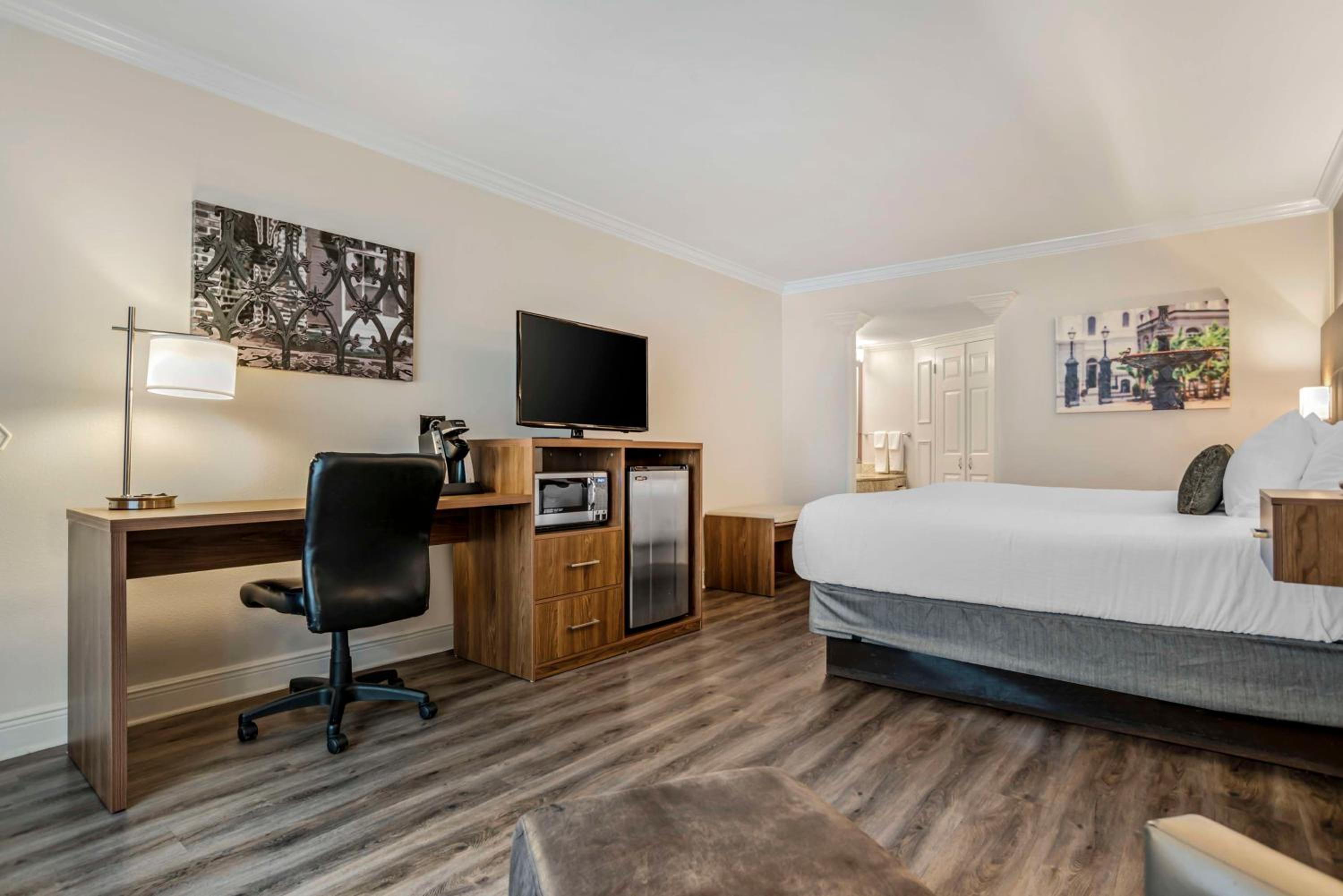 King Room - Non-Smoking - Photo 1