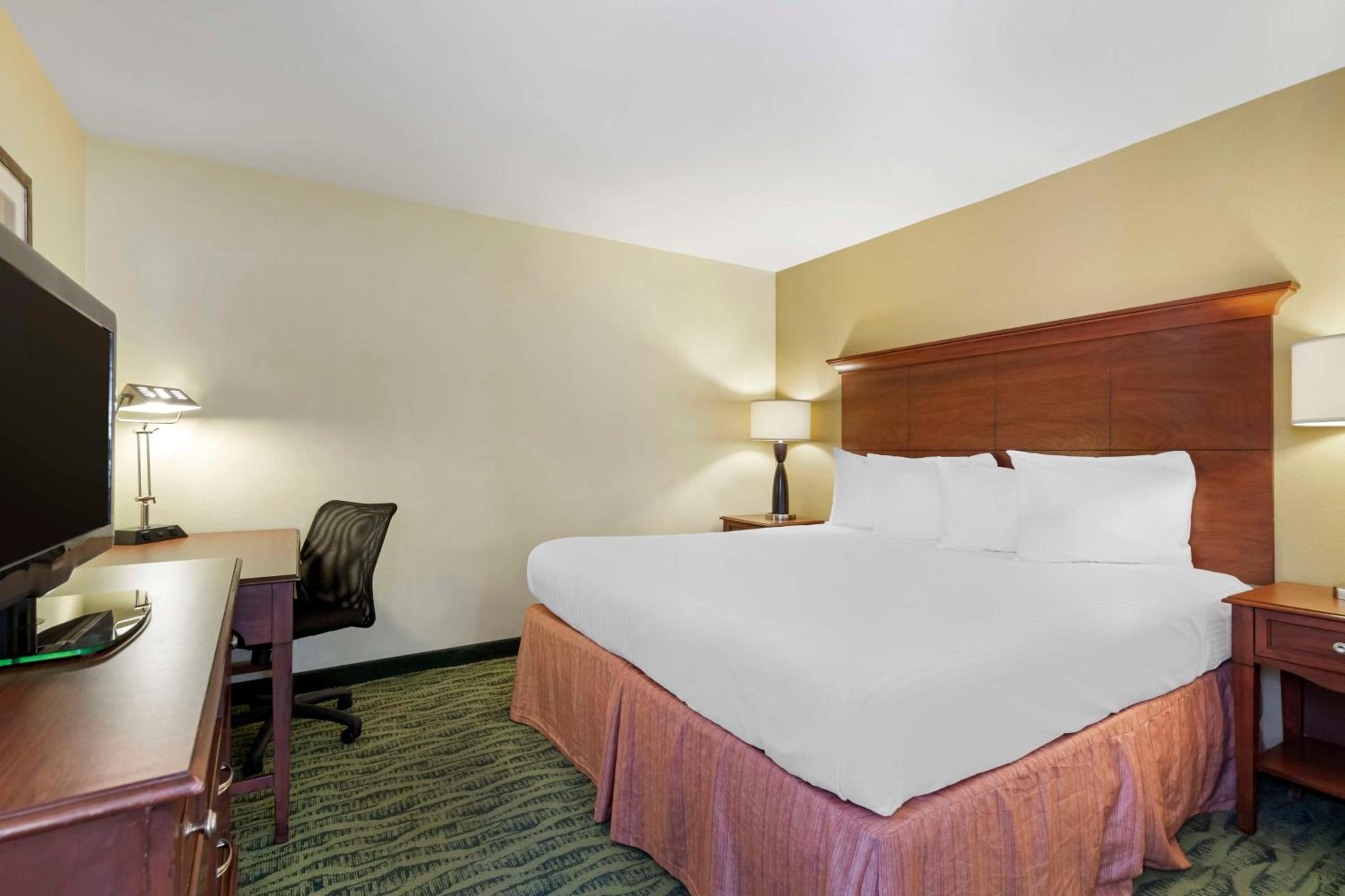 King Suite with Bath Tub, Sofa Bed and Kitchenette - Disability Access/Non-Smoking photo 2