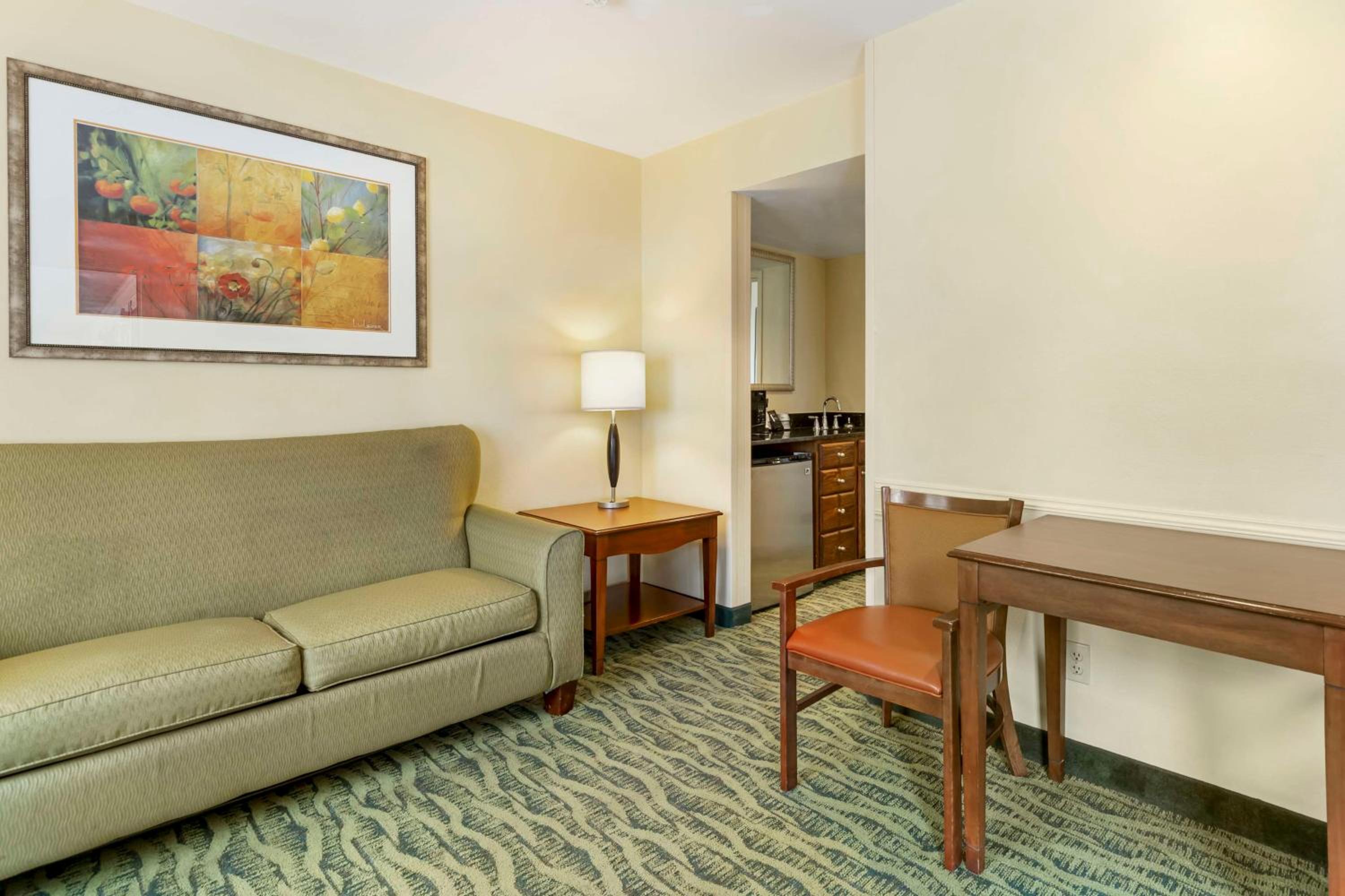 King Suite with Bath Tub, Sofa Bed and Kitchenette - Disability Access/Non-Smoking photo 3