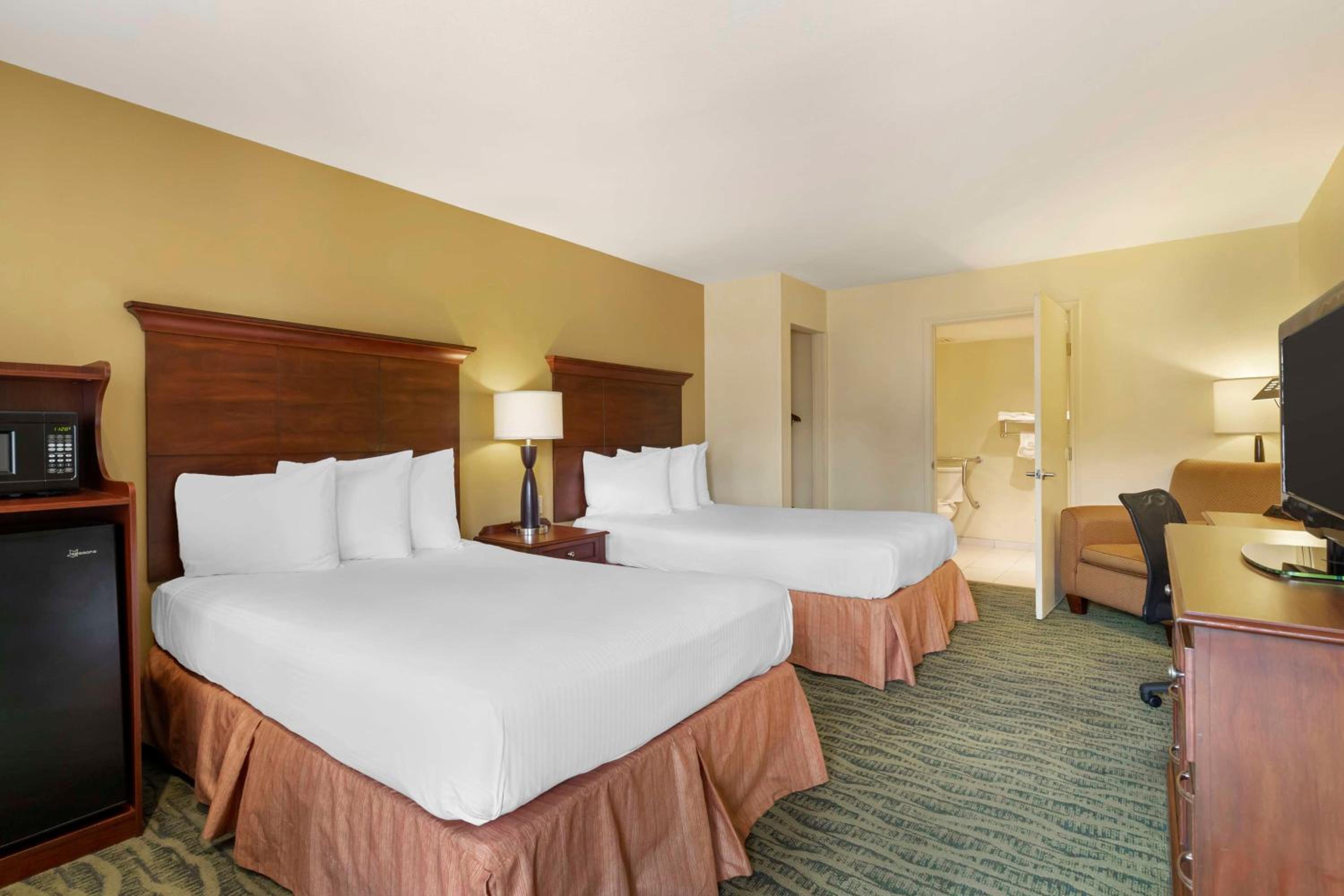 Double Room with Two Double Beds and Bath Tub - Disability Access/Non-Smoking photo 1