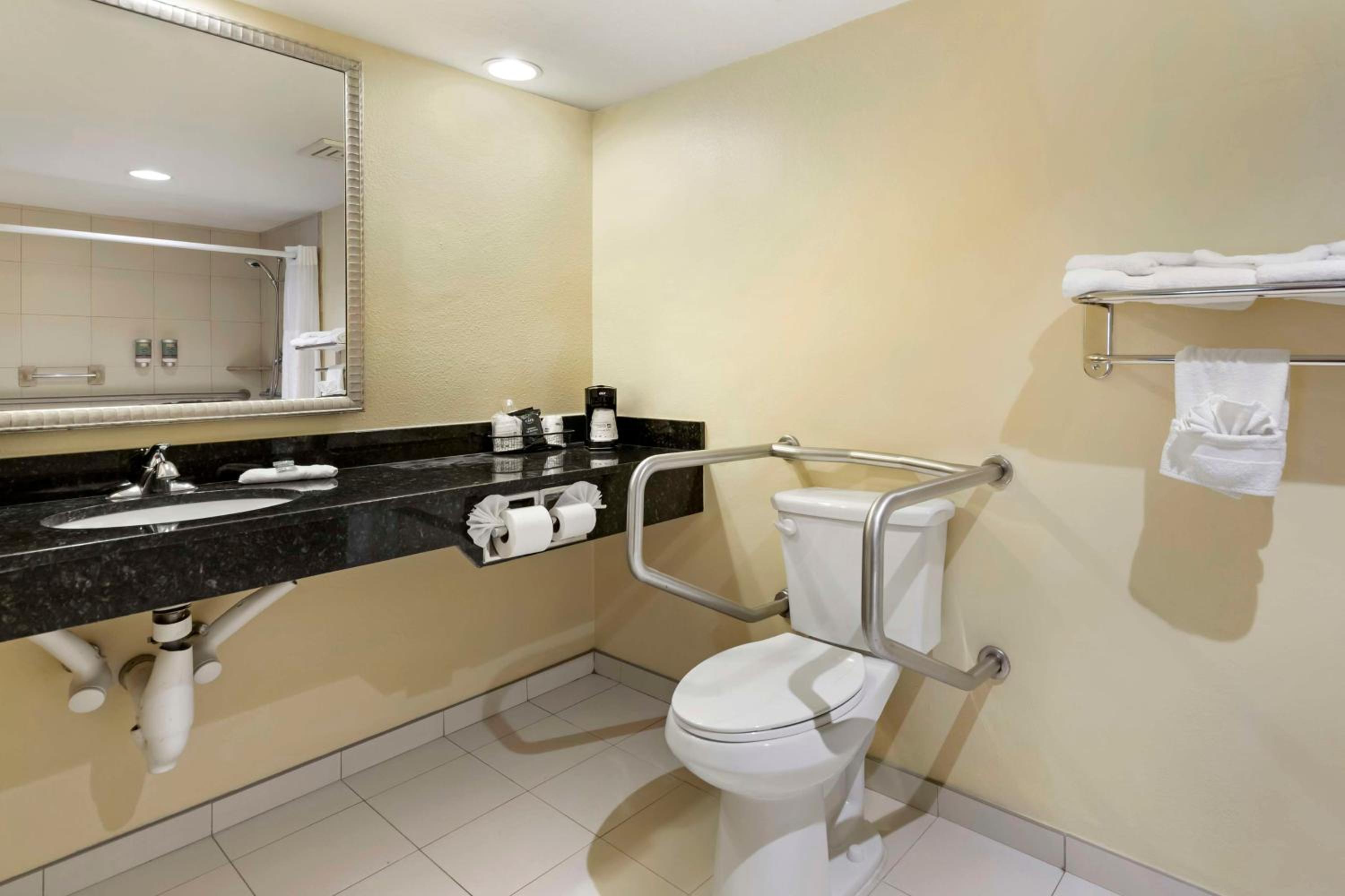 Double Room with Two Double Beds and Bath Tub - Disability Access/Non-Smoking photo 2