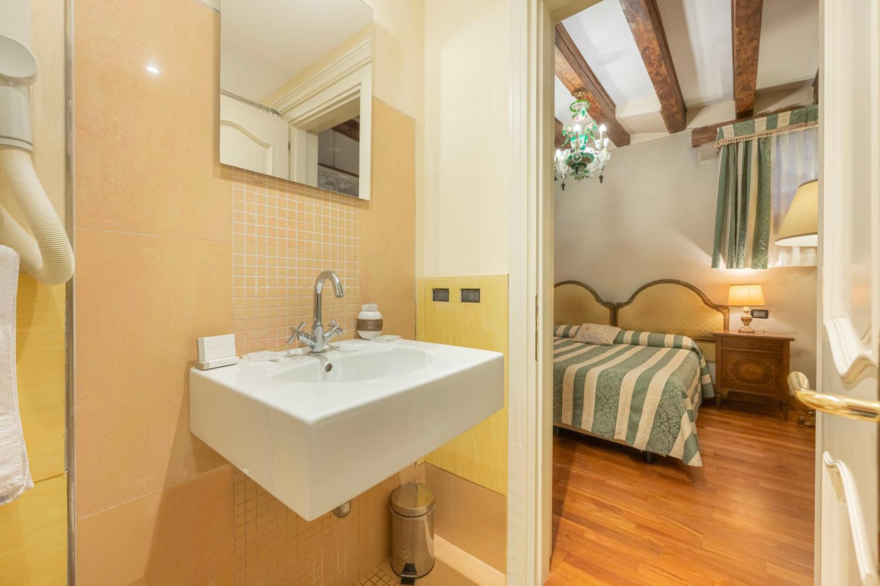 Standard Double Room photo 3