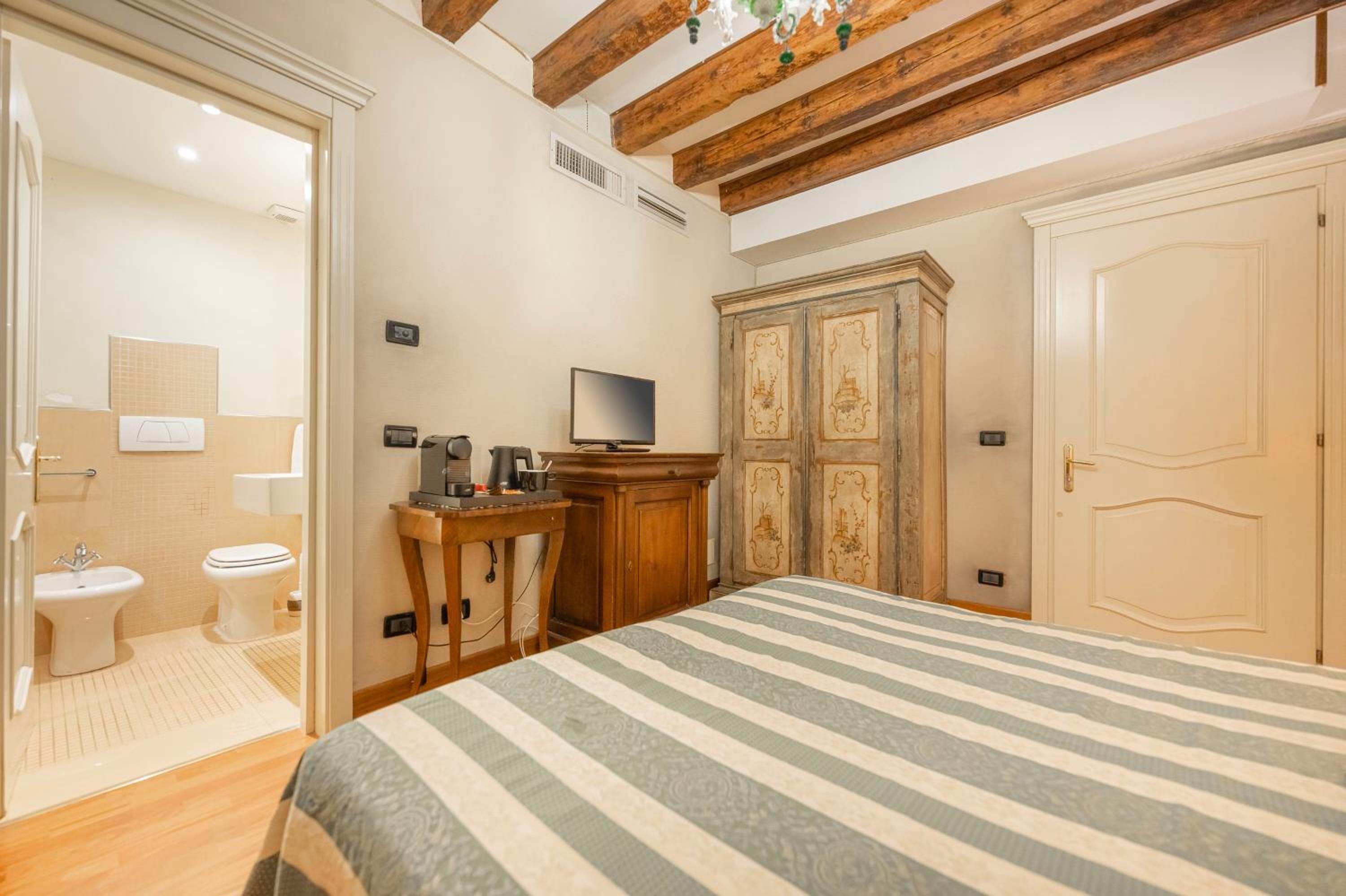 Standard Double Room photo 2