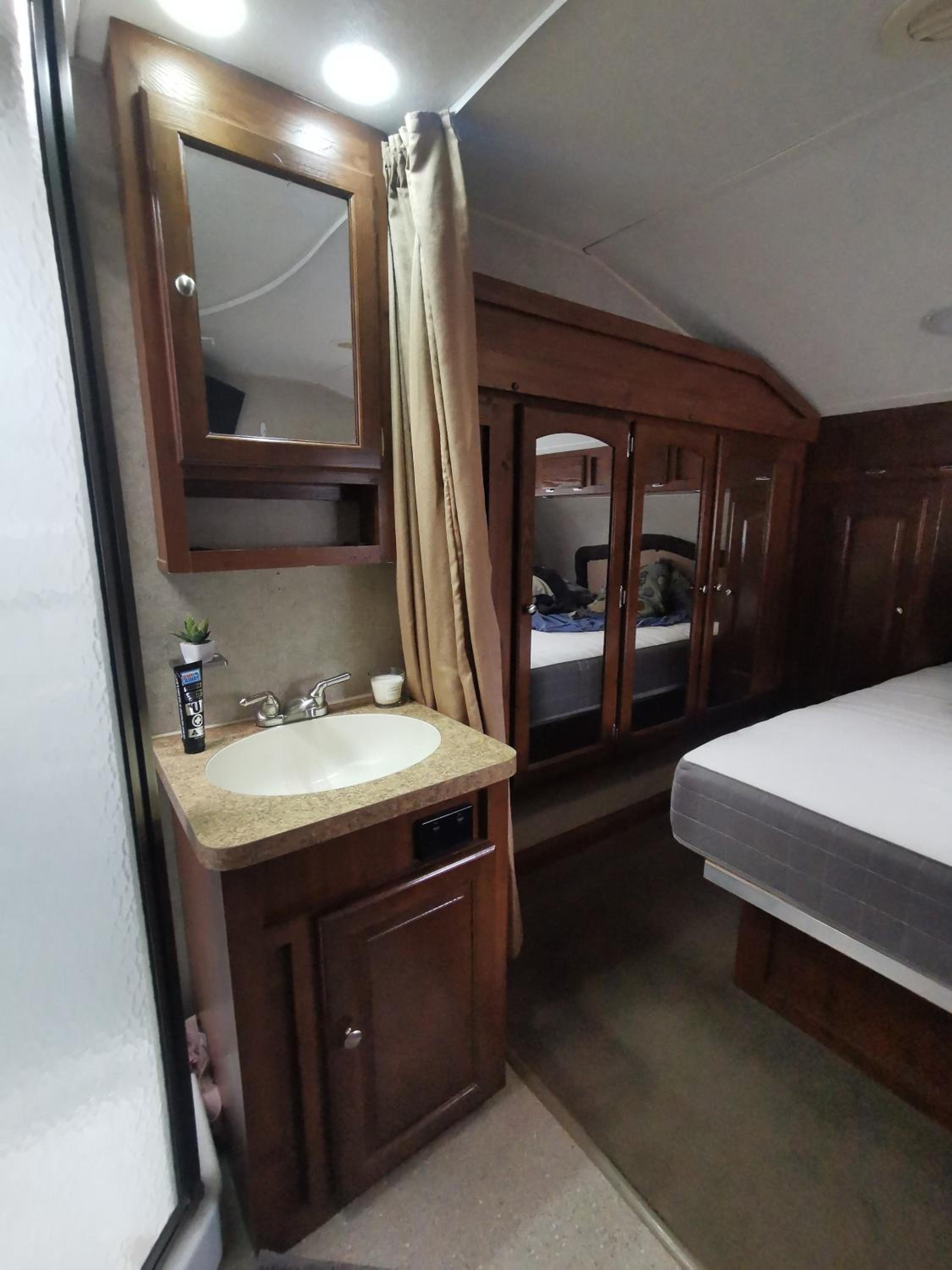 Mobile Home - Photo 10