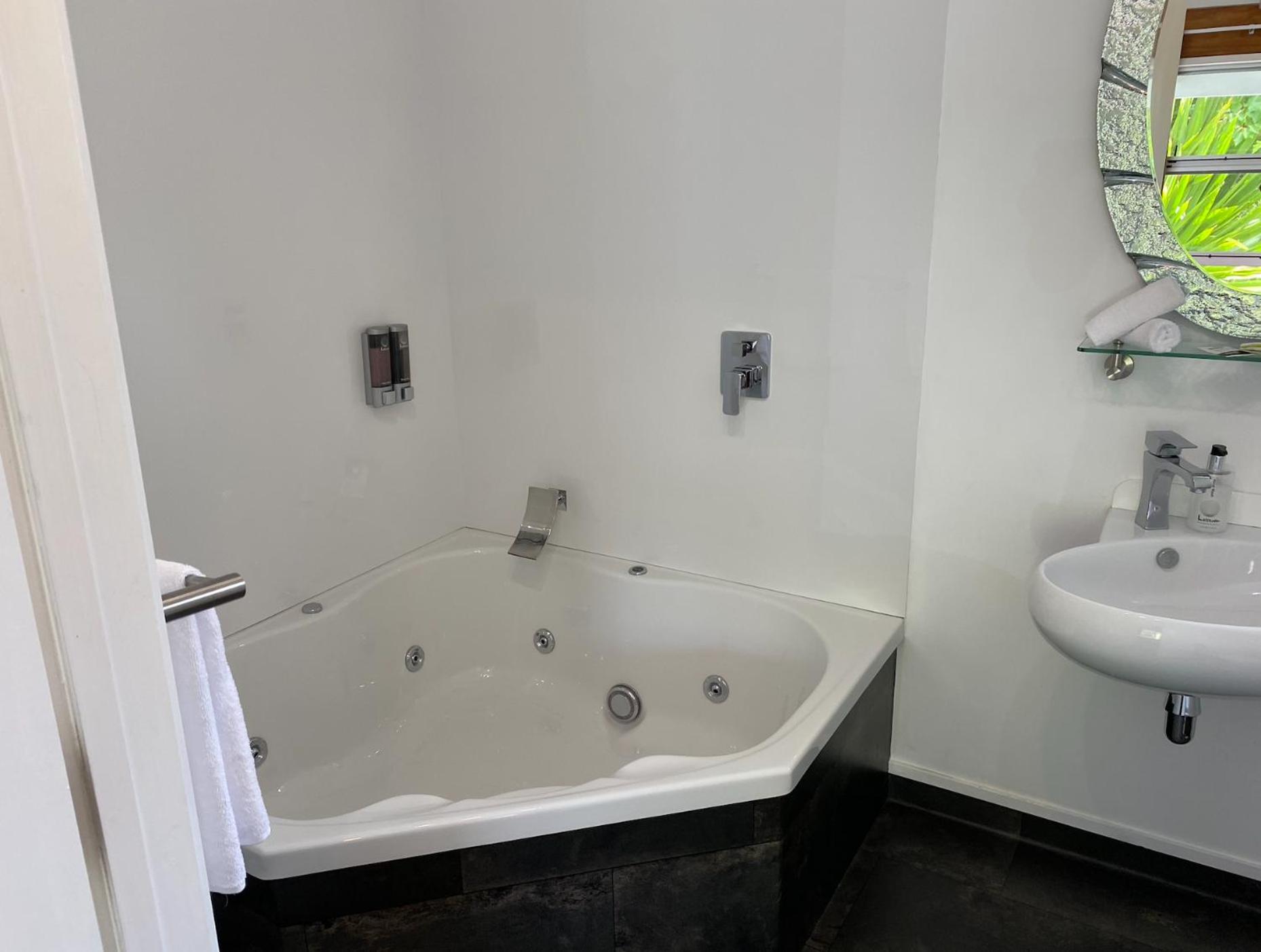 Studio with Spa Bath - Photo 5