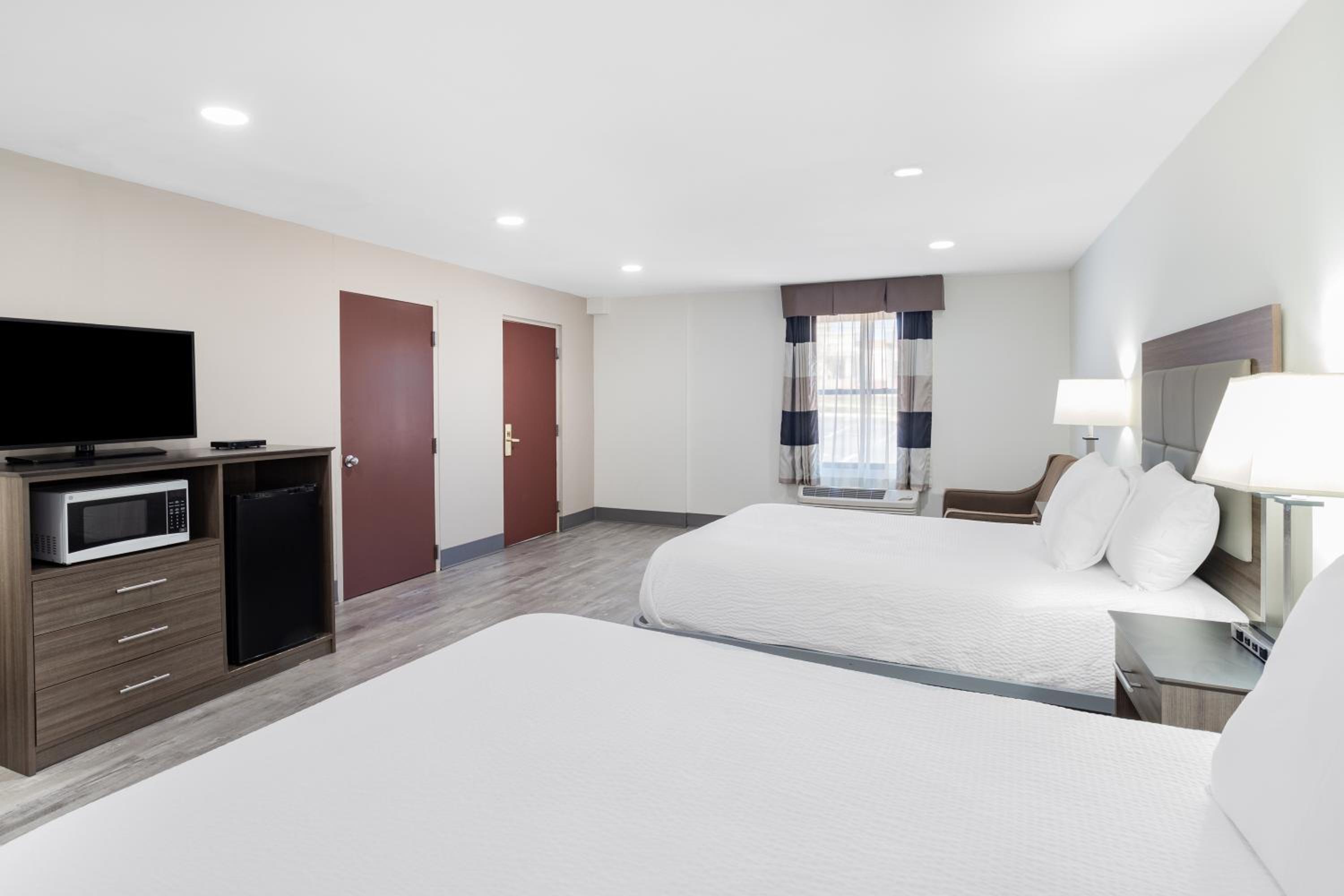 2 Queen Beds, 1 Sofa Bed, Deluxe Suite, Non-Smoking - Photo 2