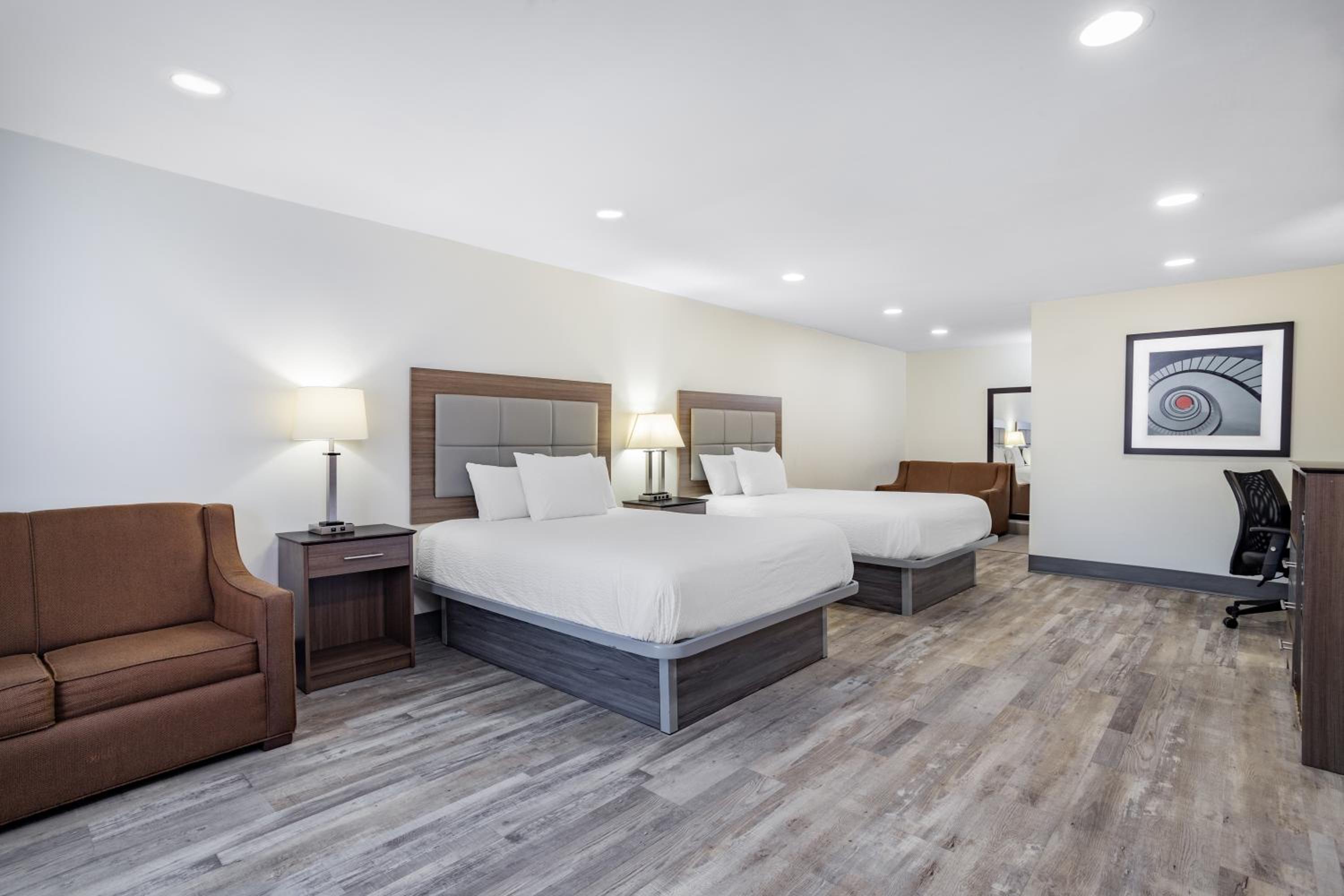 2 Queen Beds, 1 Sofa Bed, Deluxe Suite, Non-Smoking - Photo 1