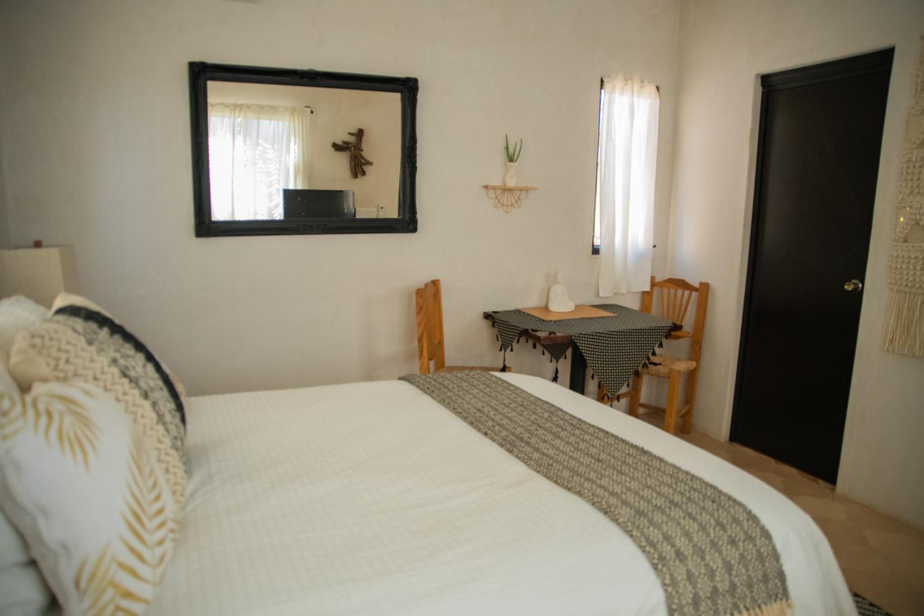 Queen Suite with Pool View photo 2
