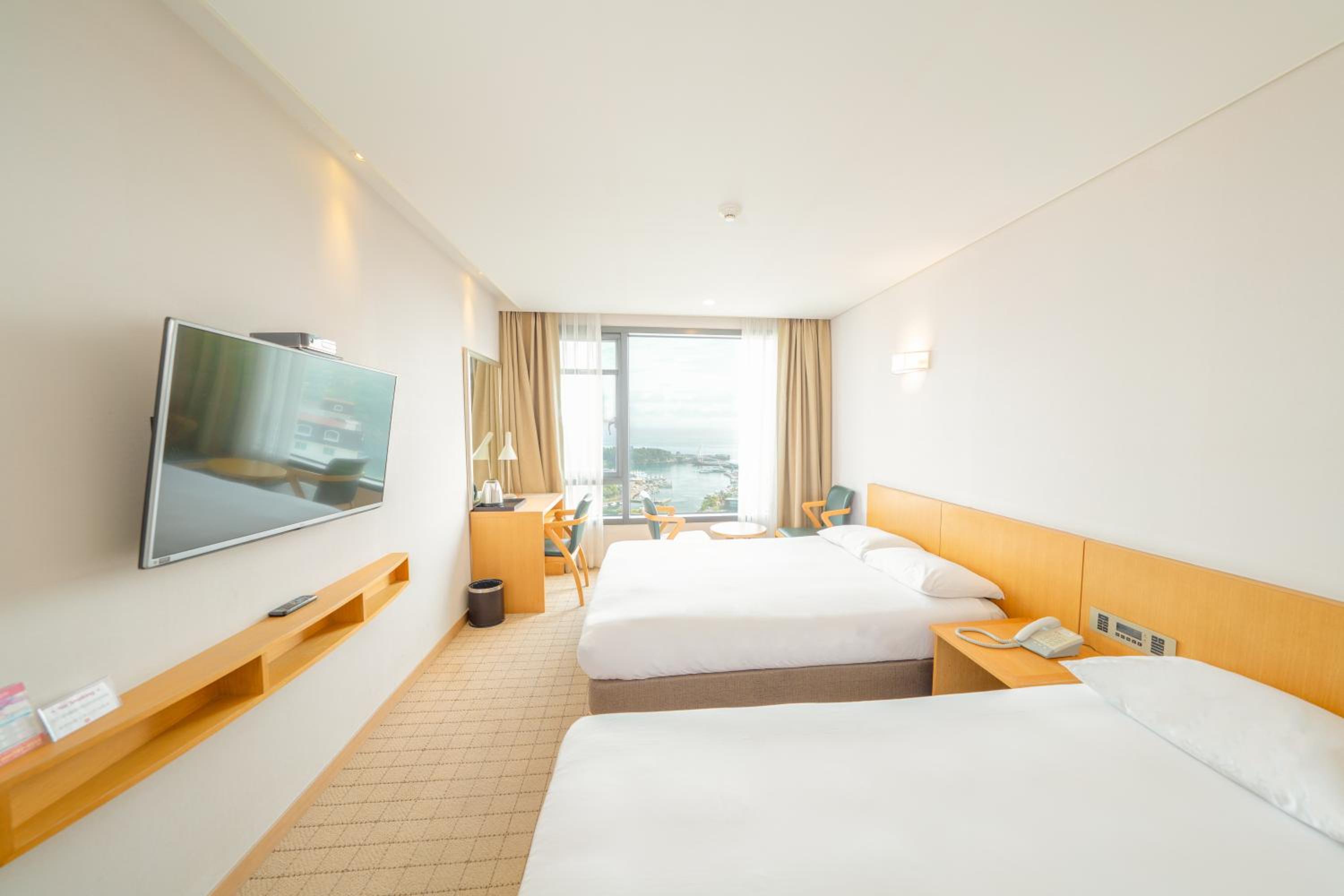 Deluxe Twin Room with Sea View - Photo 3