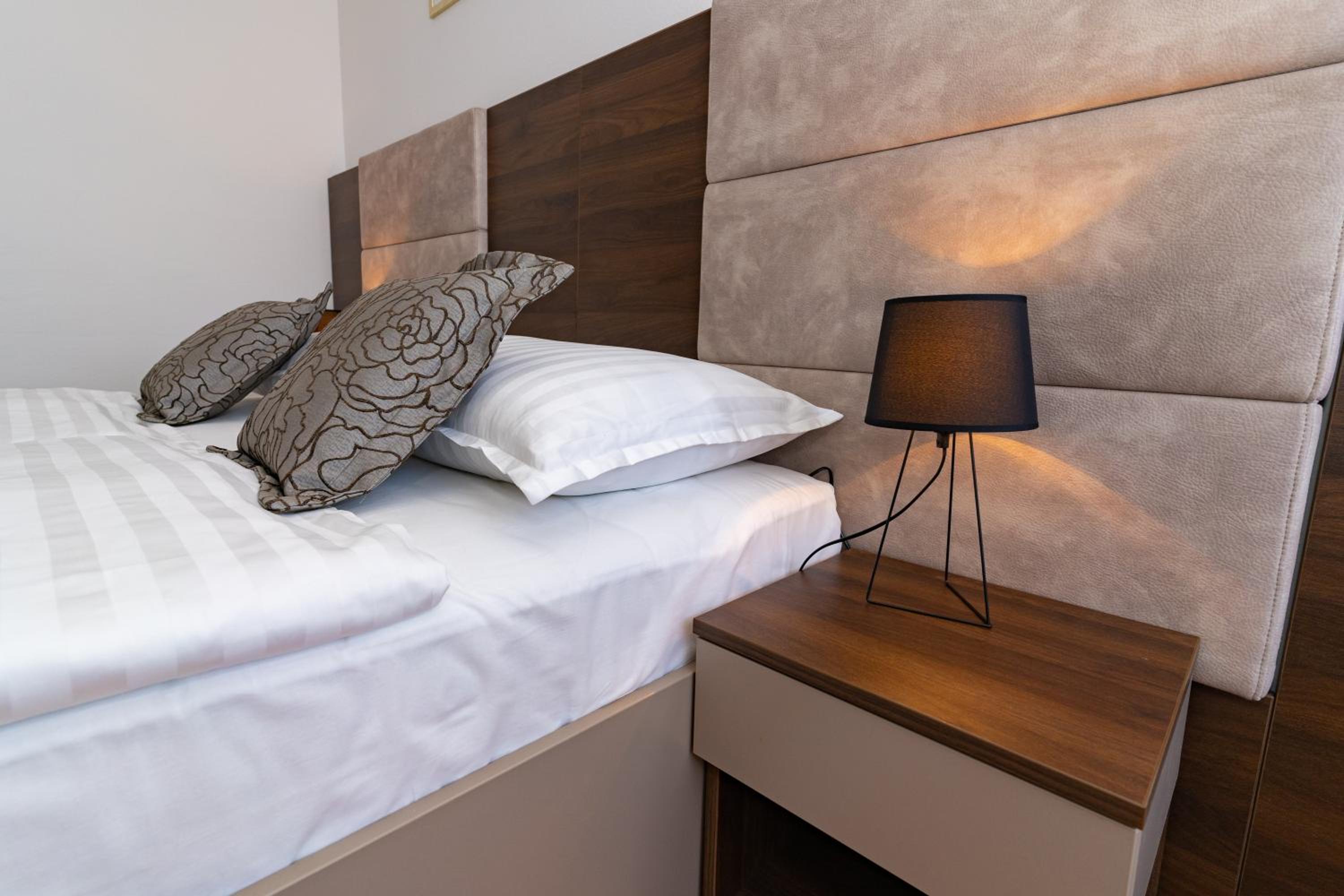 Double Room - Photo 6