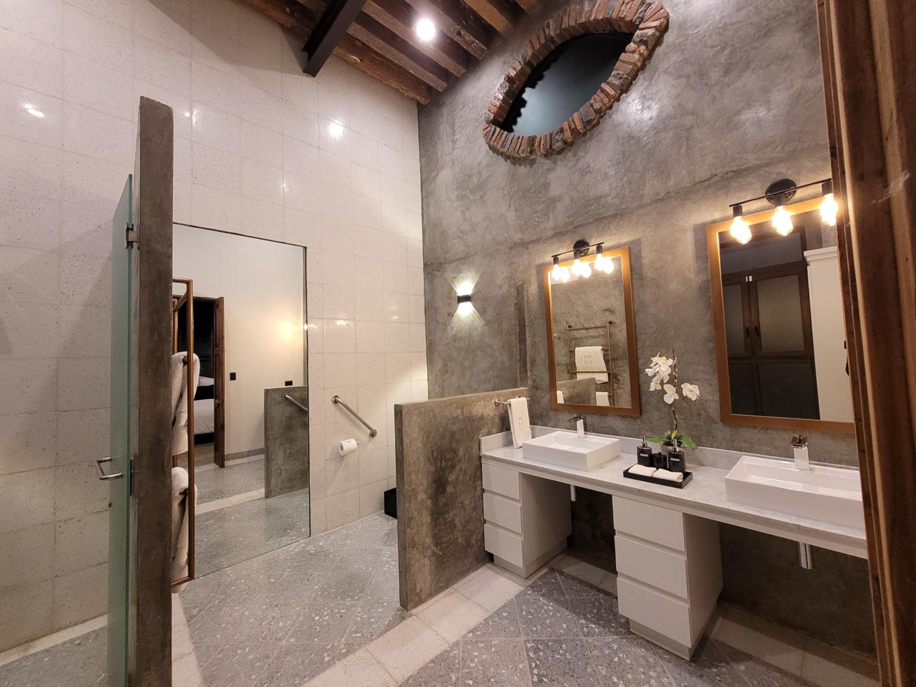 Queen Suite - Photo 2