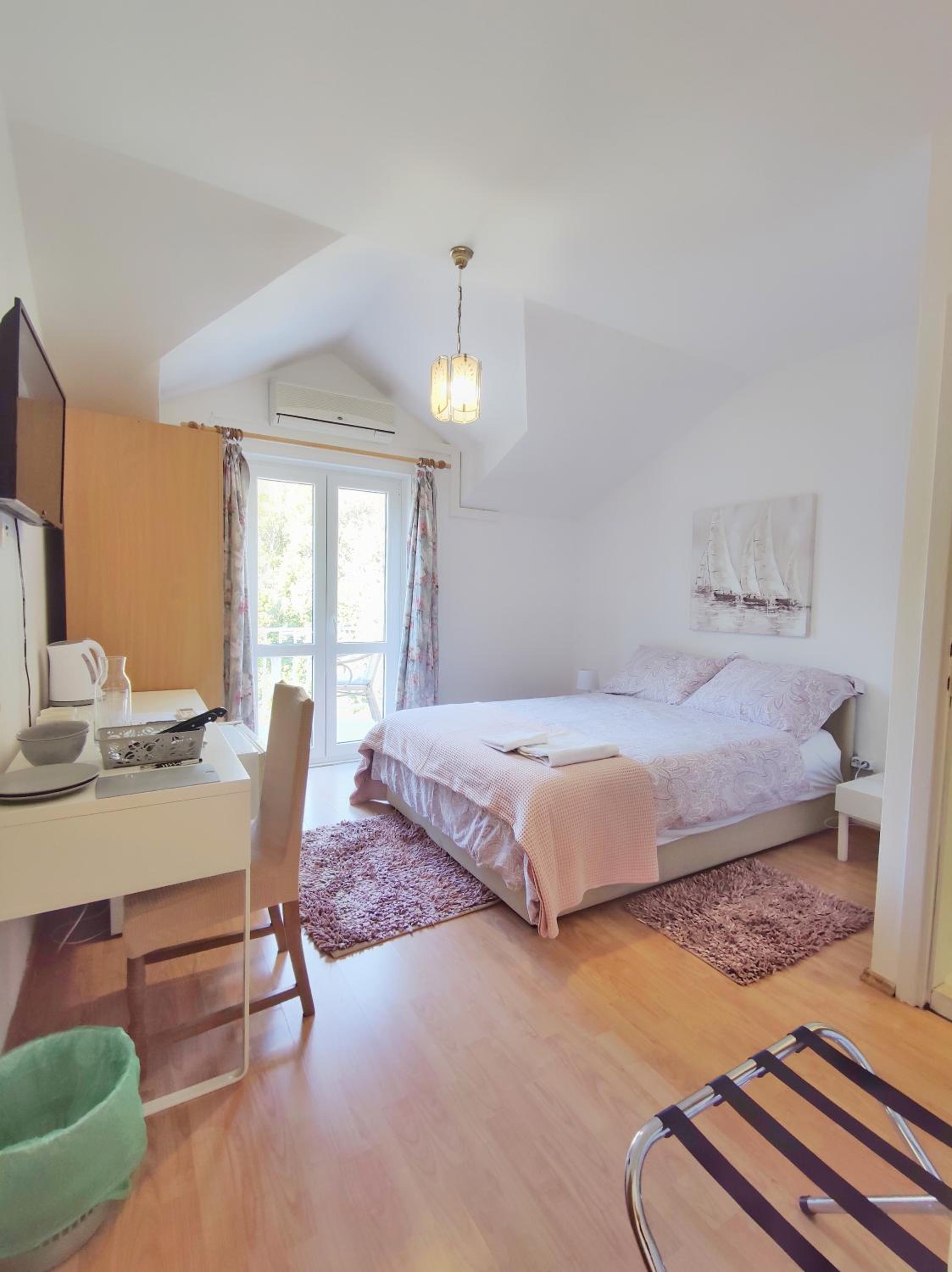 Double Room with Balcony - Photo 1