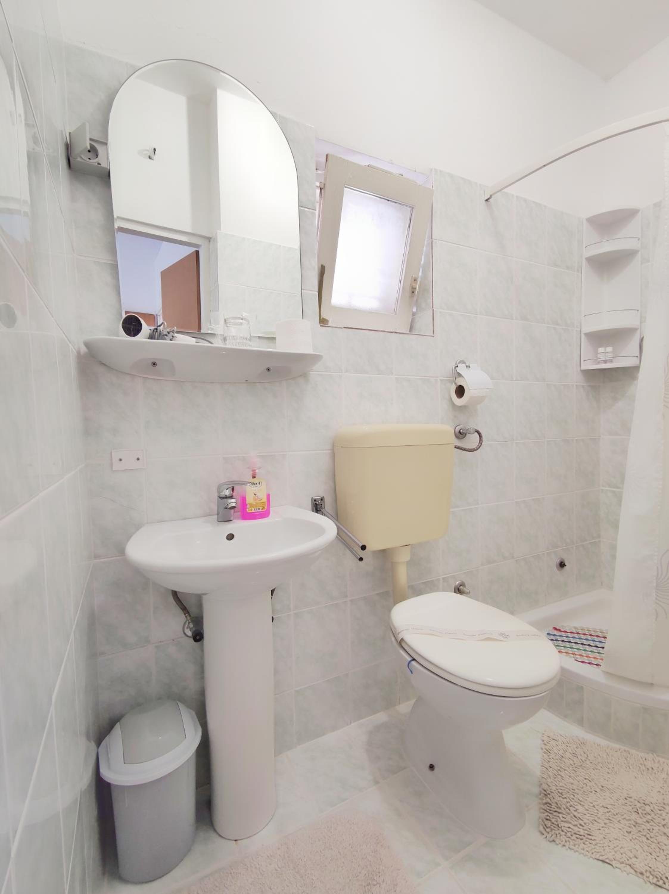 Double Room with Balcony - Photo 5