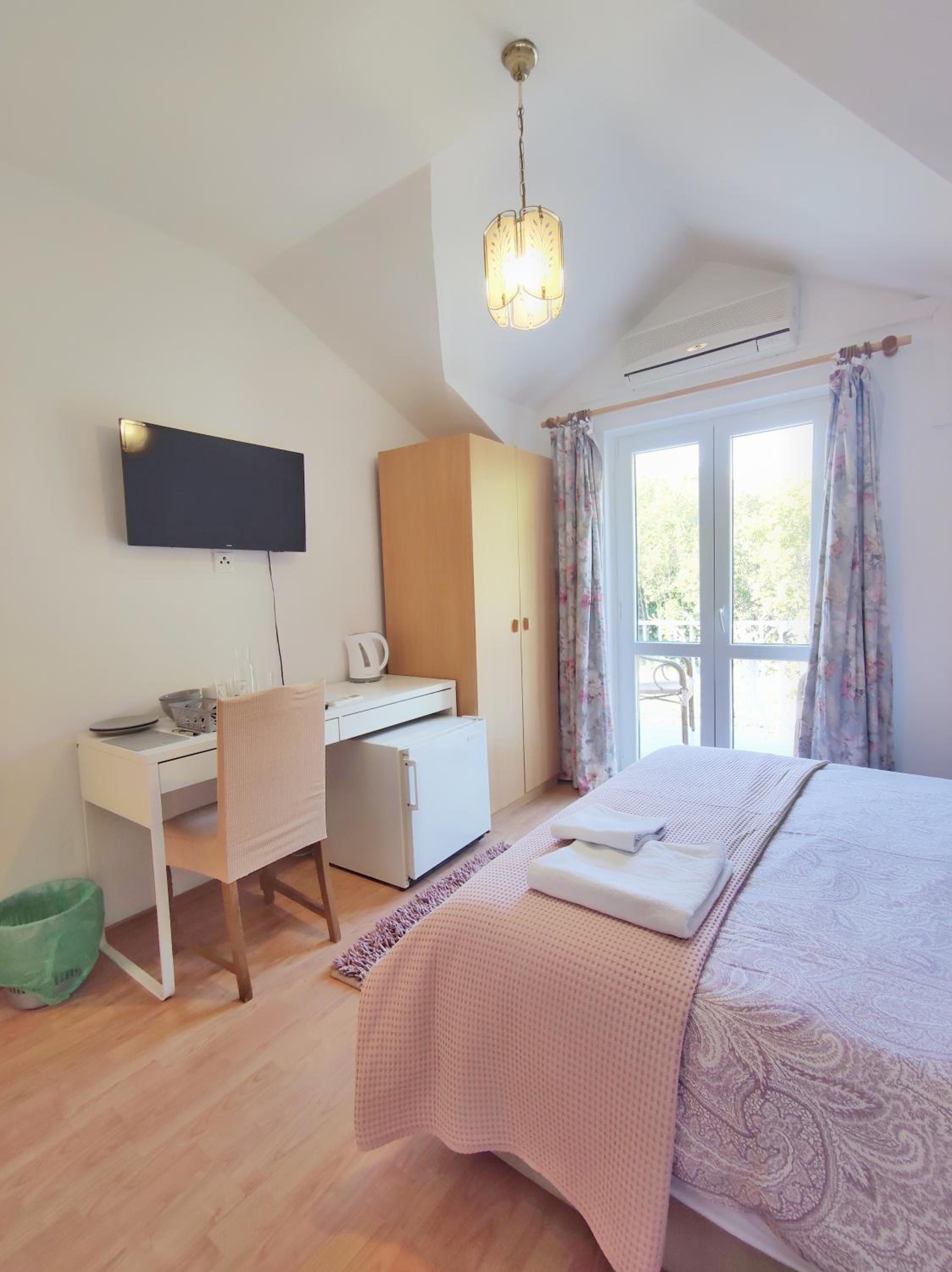 Double Room with Balcony - Photo 10