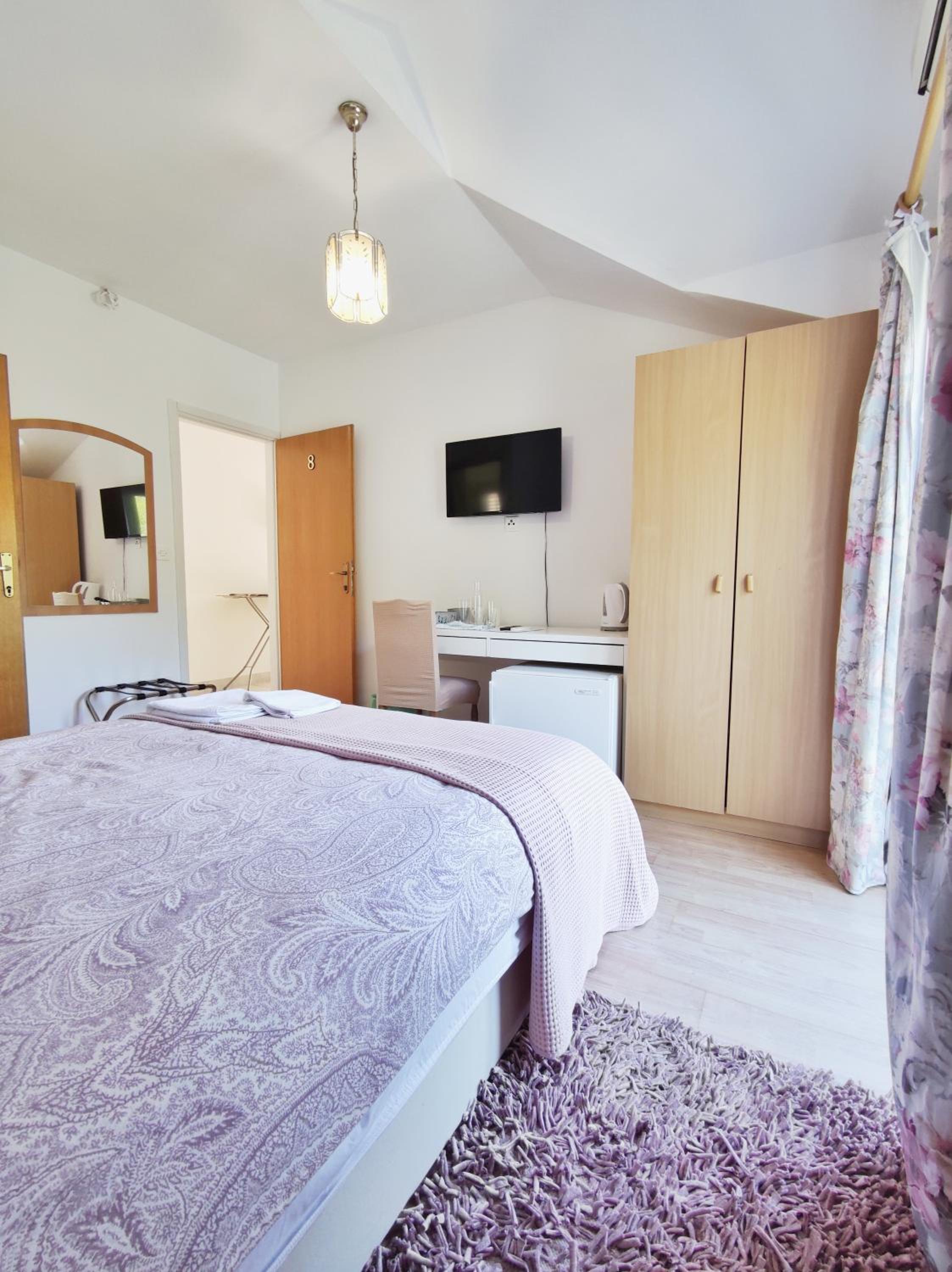 Double Room with Balcony - Photo 12