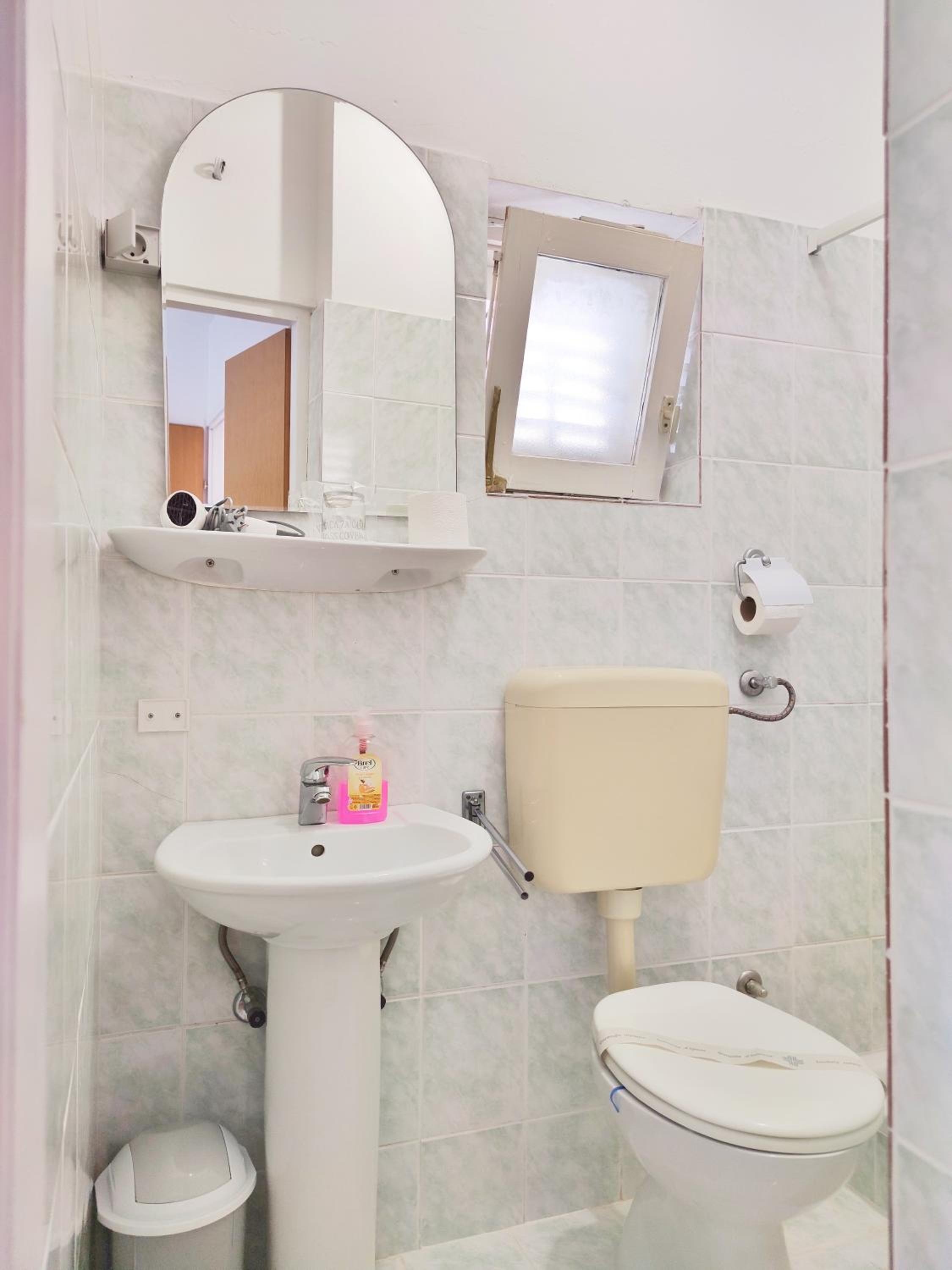 Double Room with Balcony - Photo 9