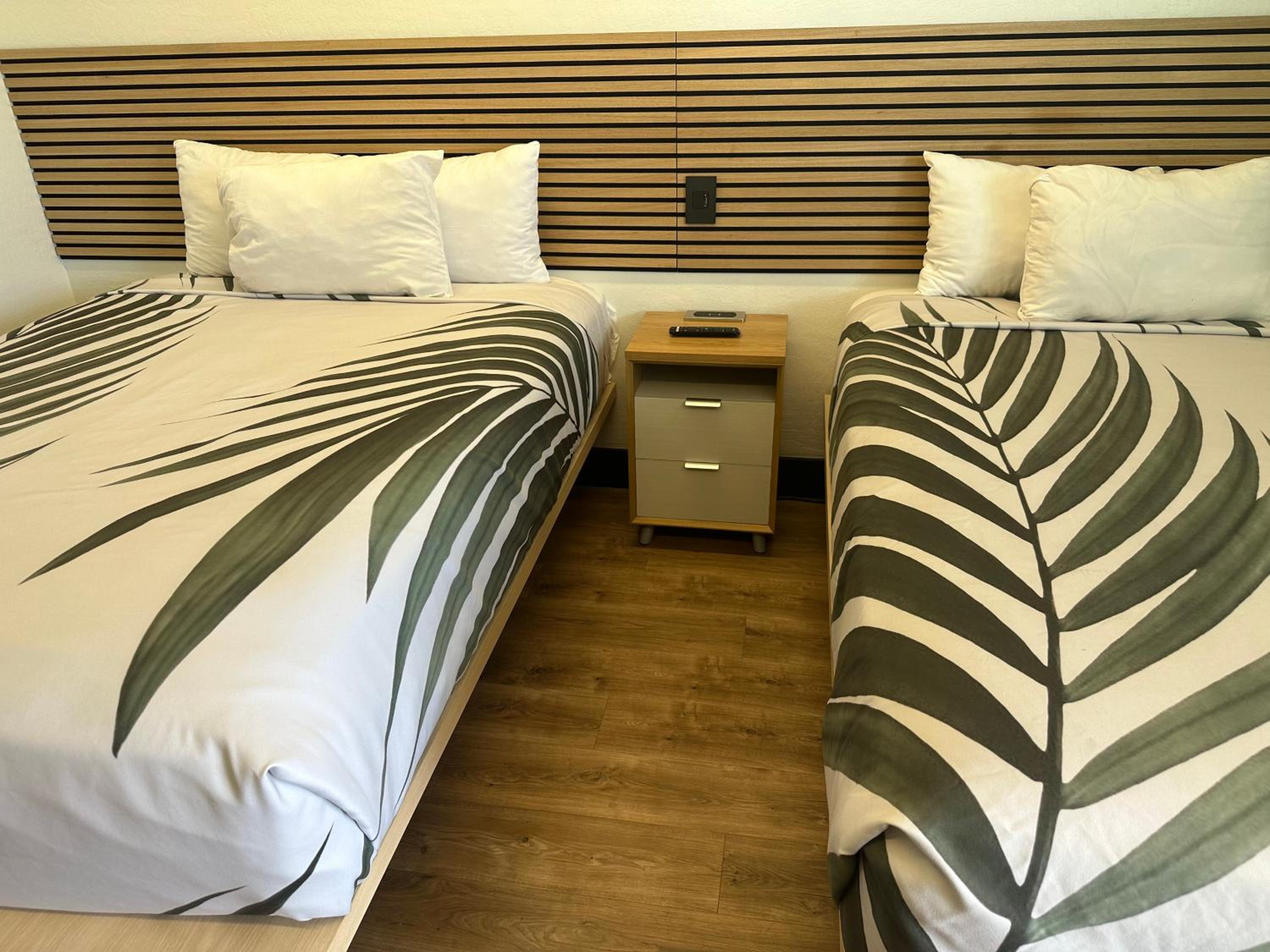 Queen Room with Two Queen Beds photo 2
