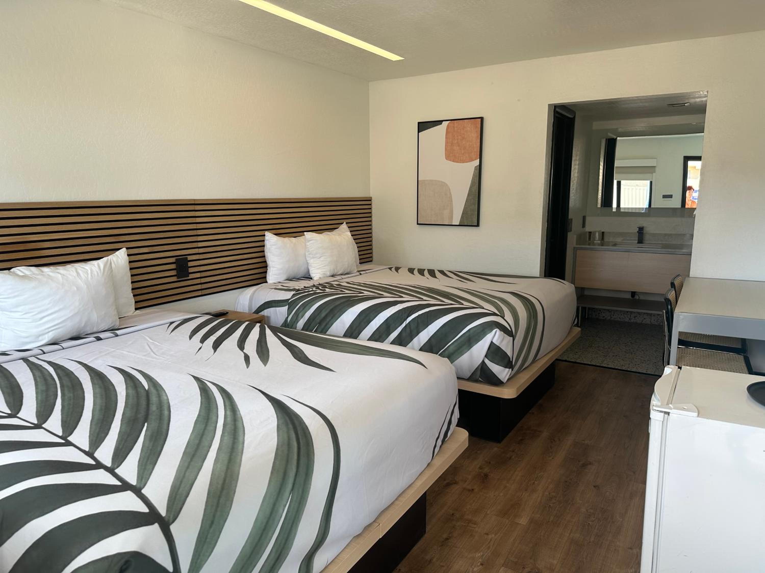 Queen Room with Two Queen Beds photo 1