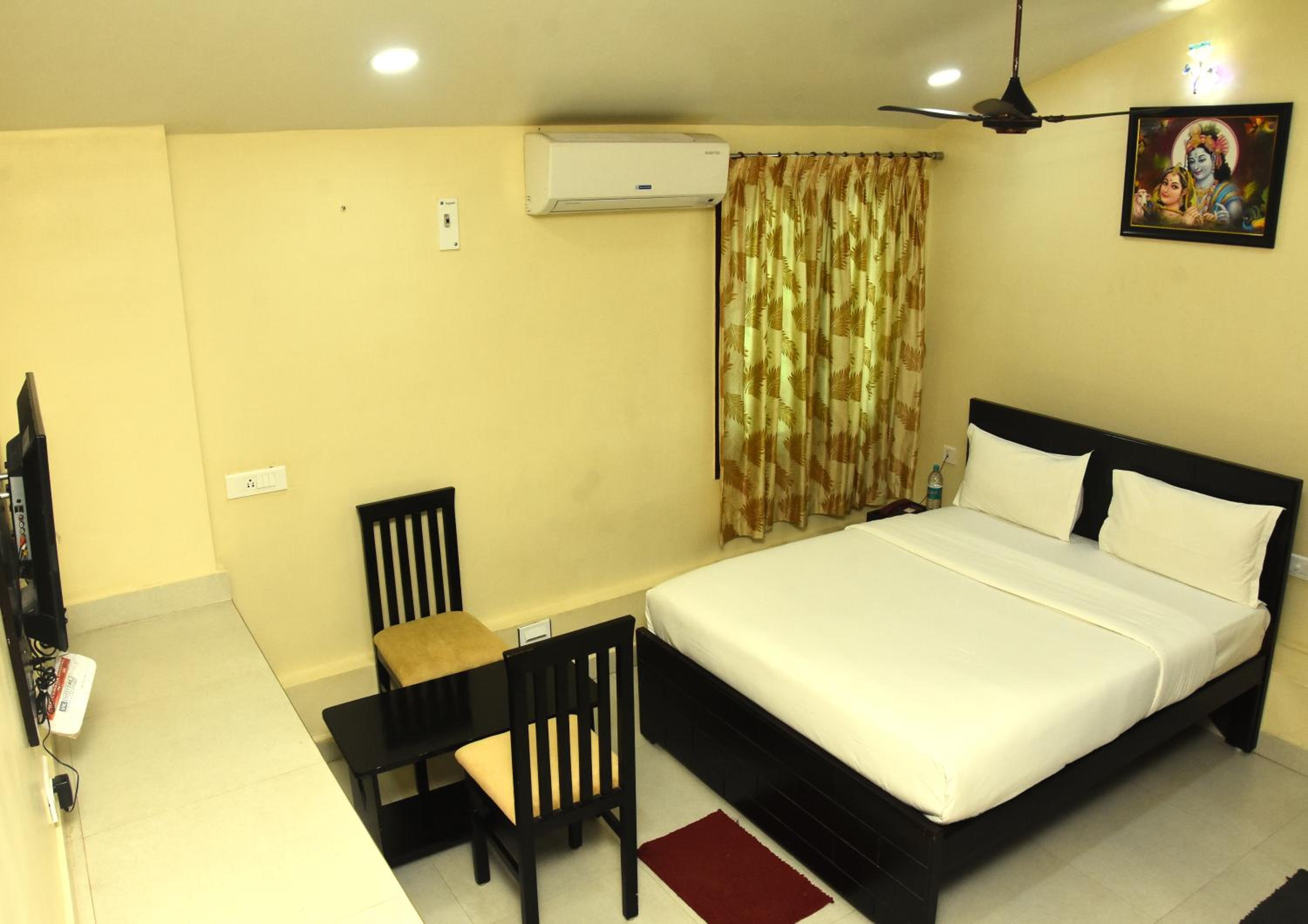 Standard Double Room with Fan - Photo 1