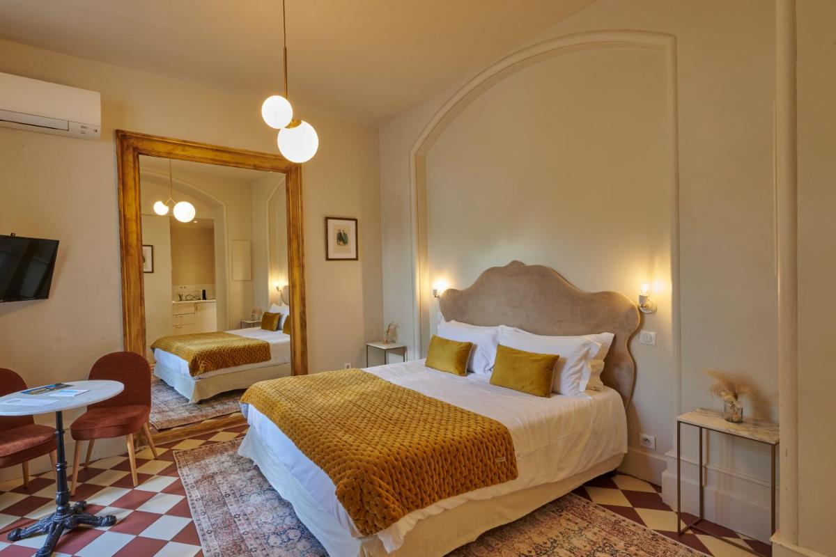 Double Room with Private Garden photo 1
