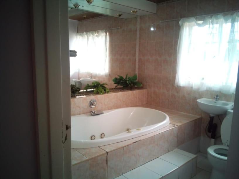 Double Room with Private Bathroom - Photo 12
