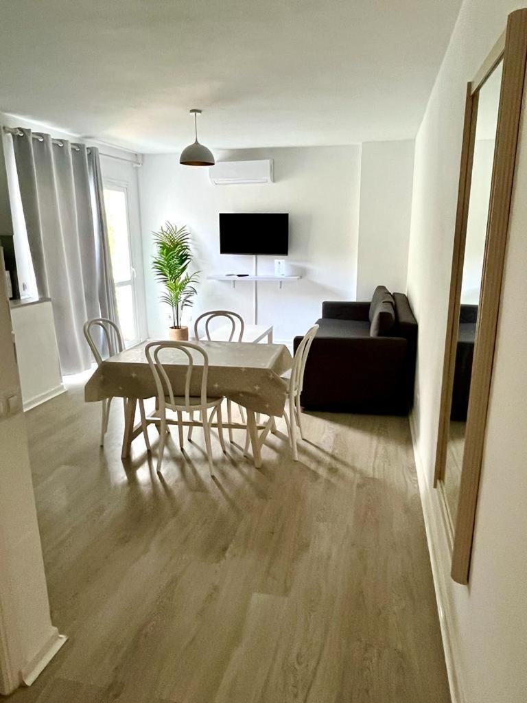 Apartment with Balcony photo 3