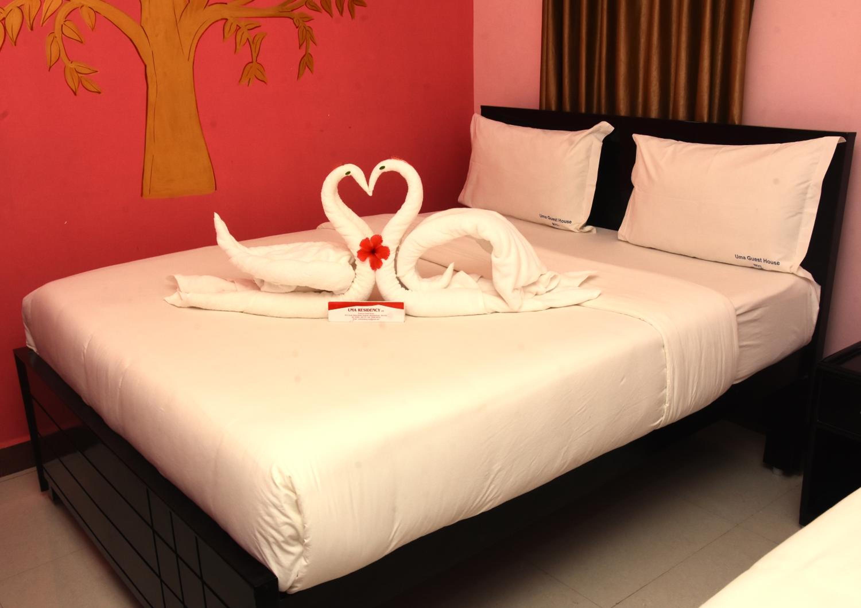 Deluxe King Room - Photo 12
