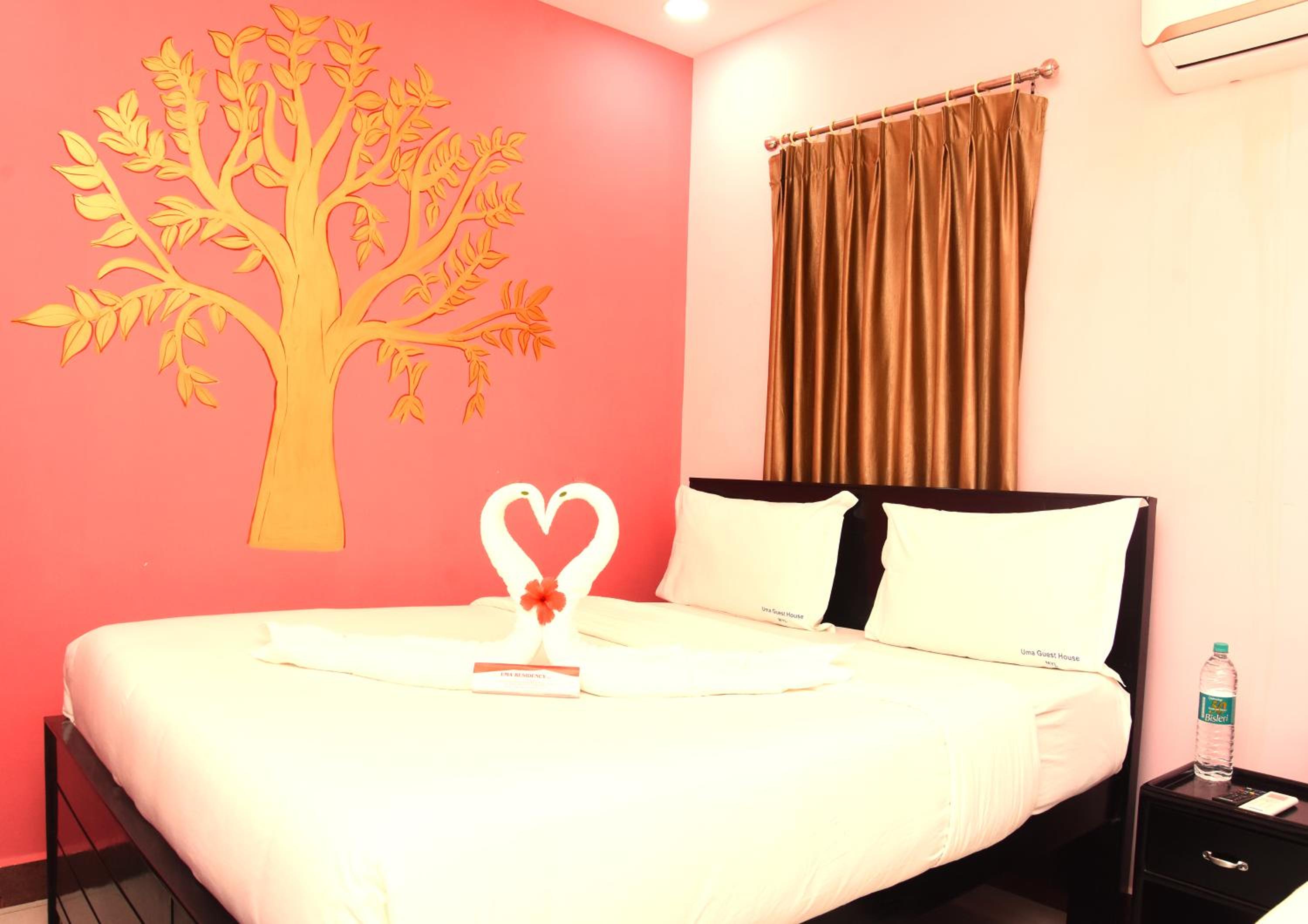 Deluxe King Room - Photo 11