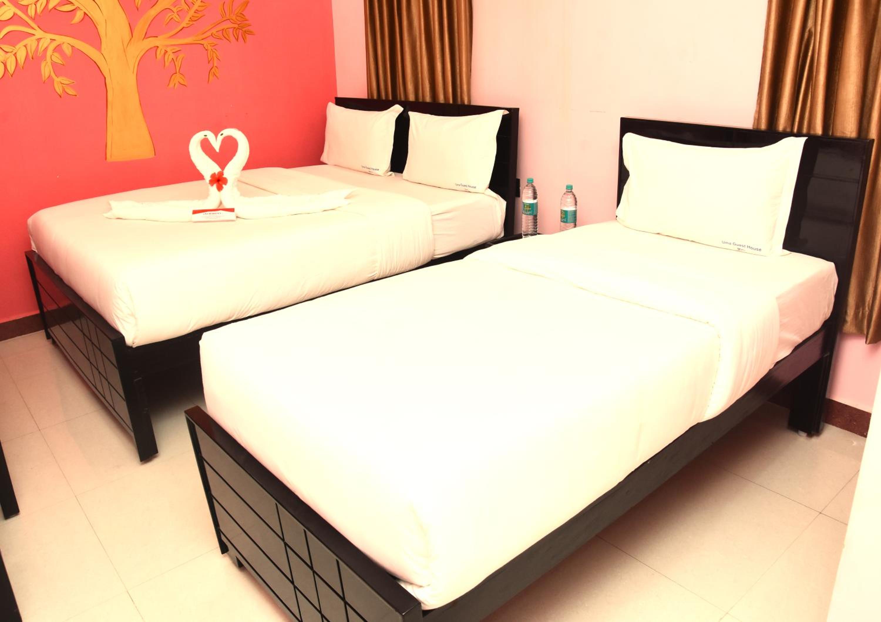 Deluxe King Room - Photo 9
