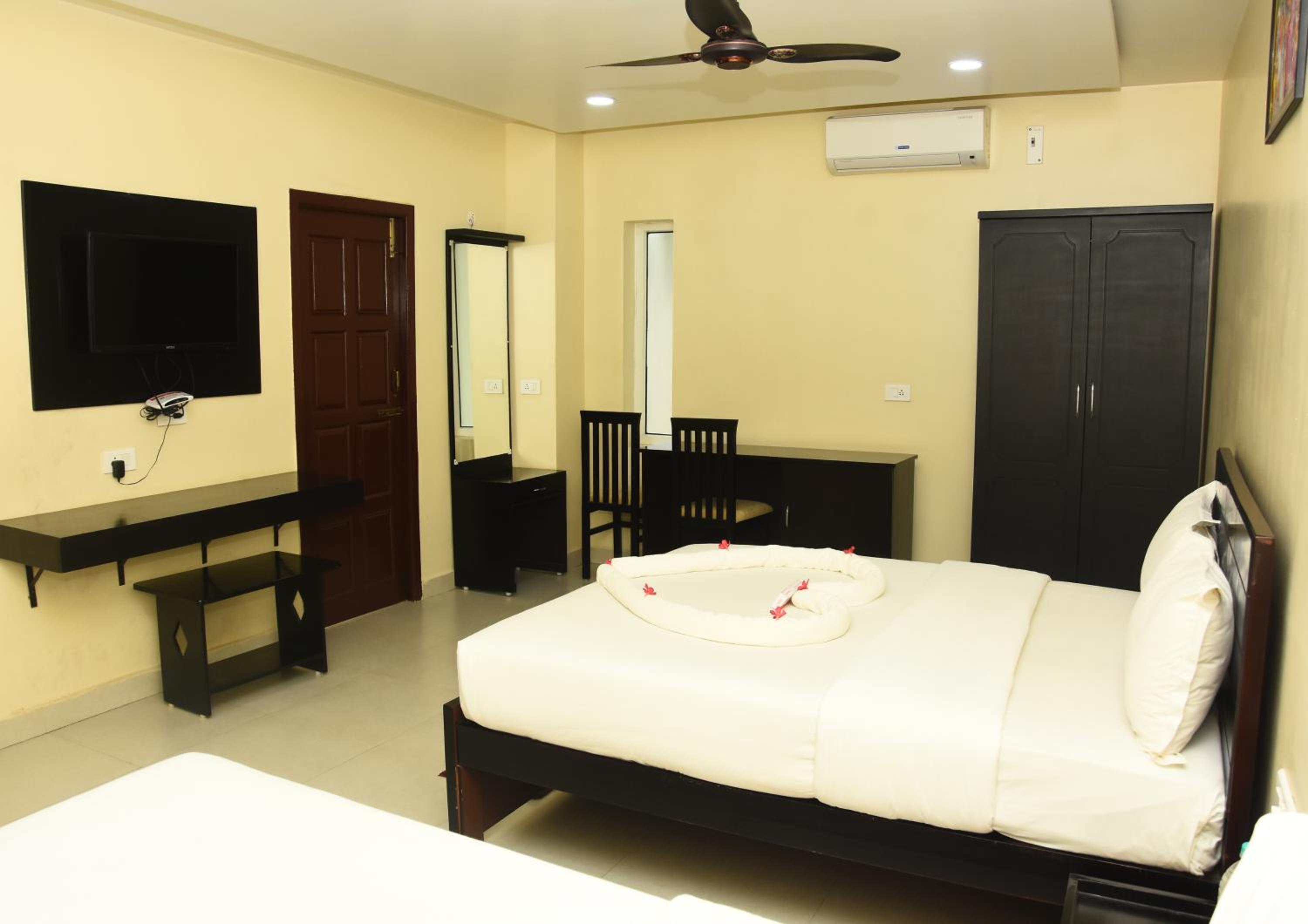 Standard Double Room with Fan - Photo 5