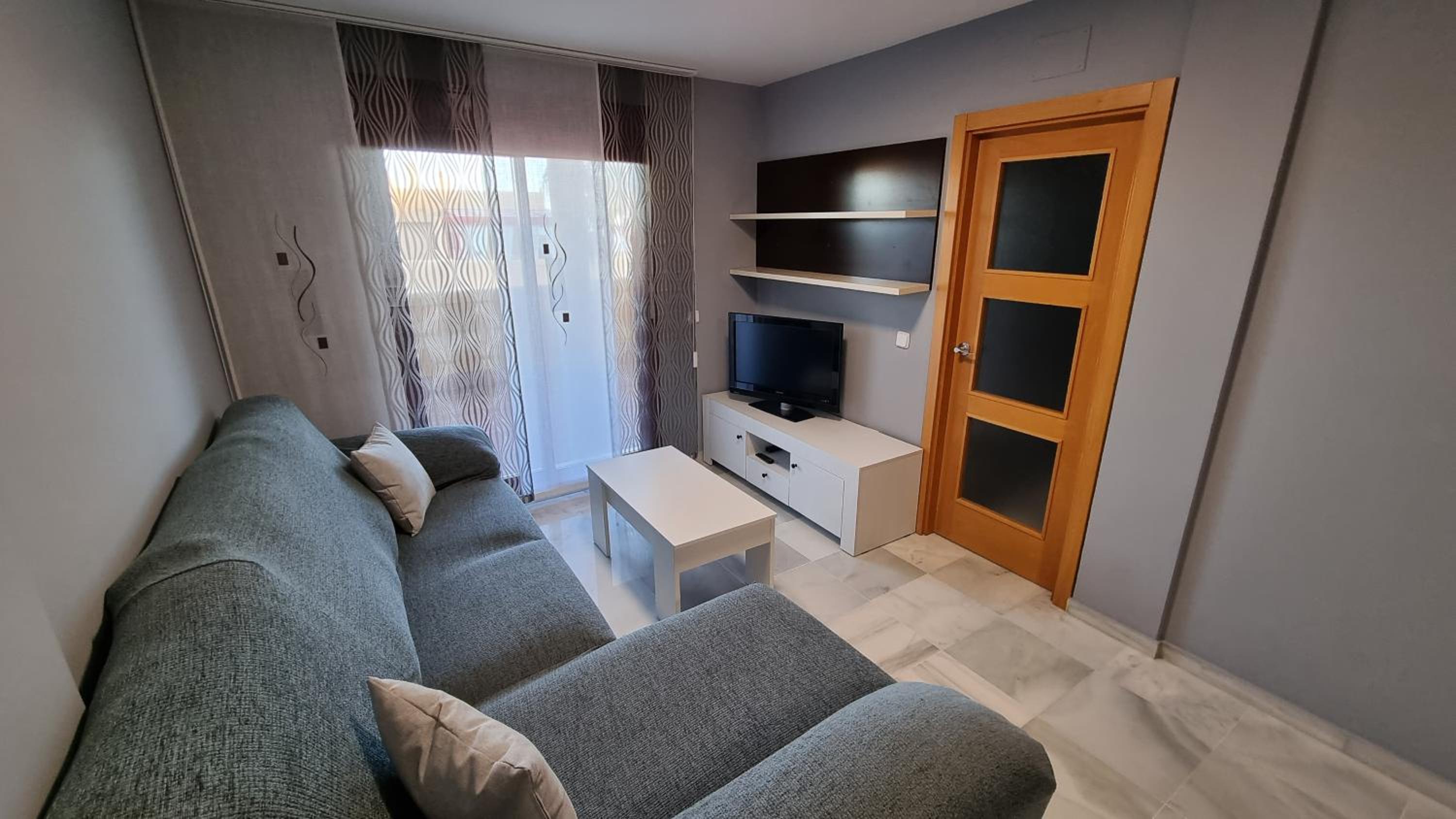 Habitación familiar con vista lateral al mar.