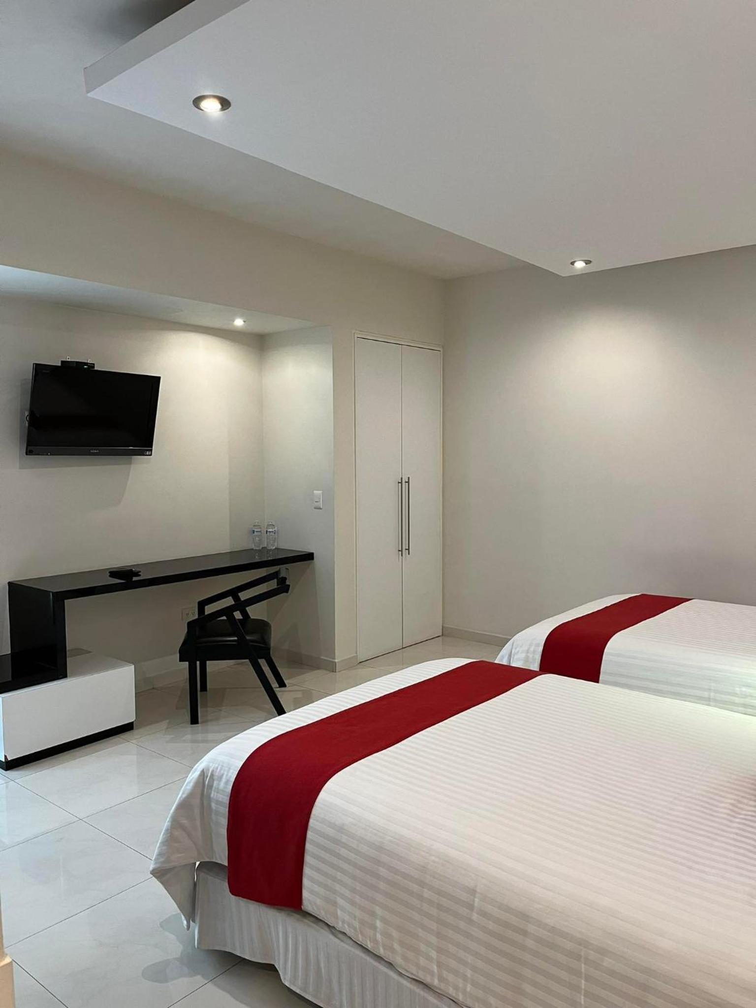 Standard Twin Room - Photo 11