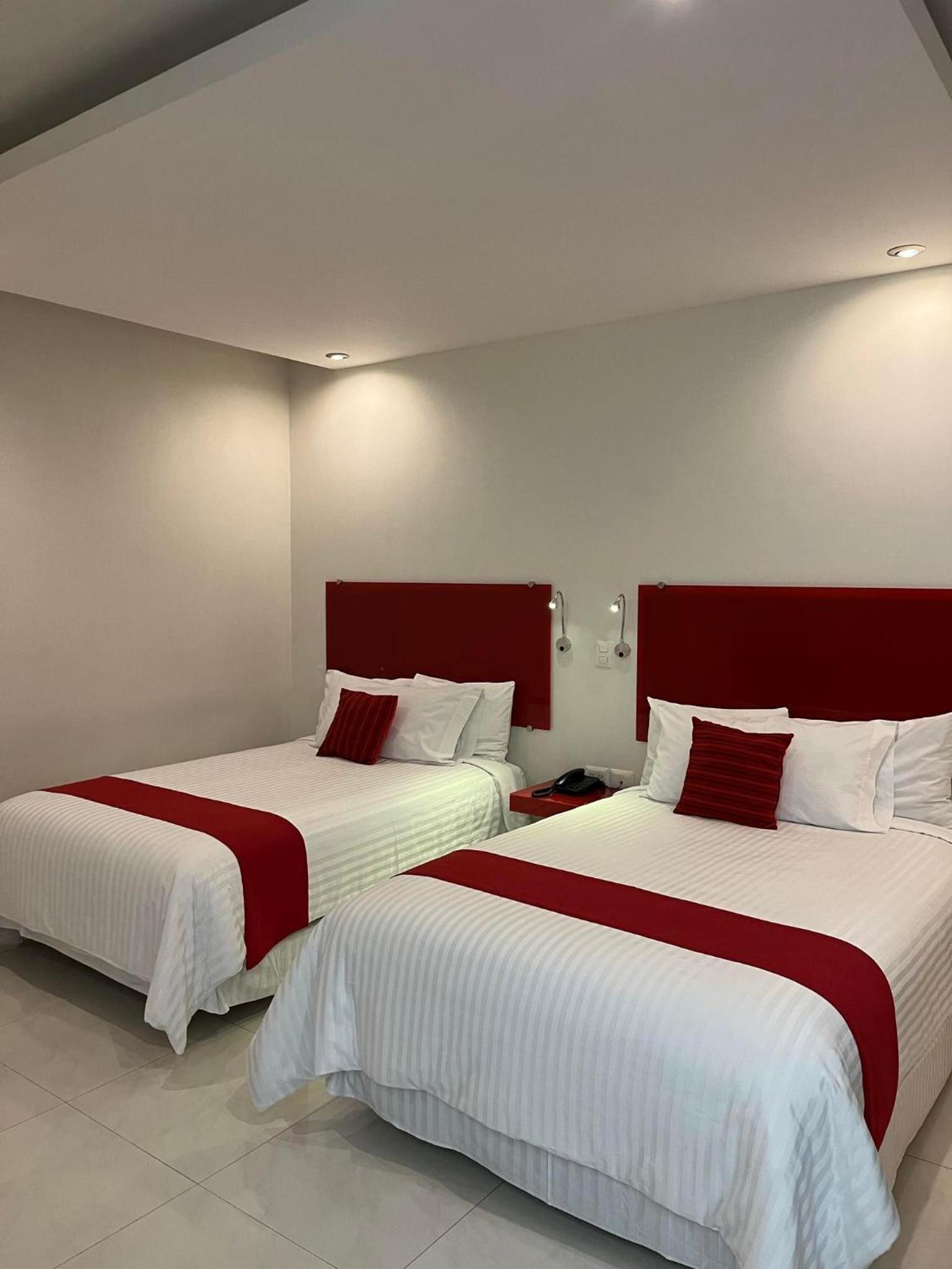 Standard Twin Room - Photo 12