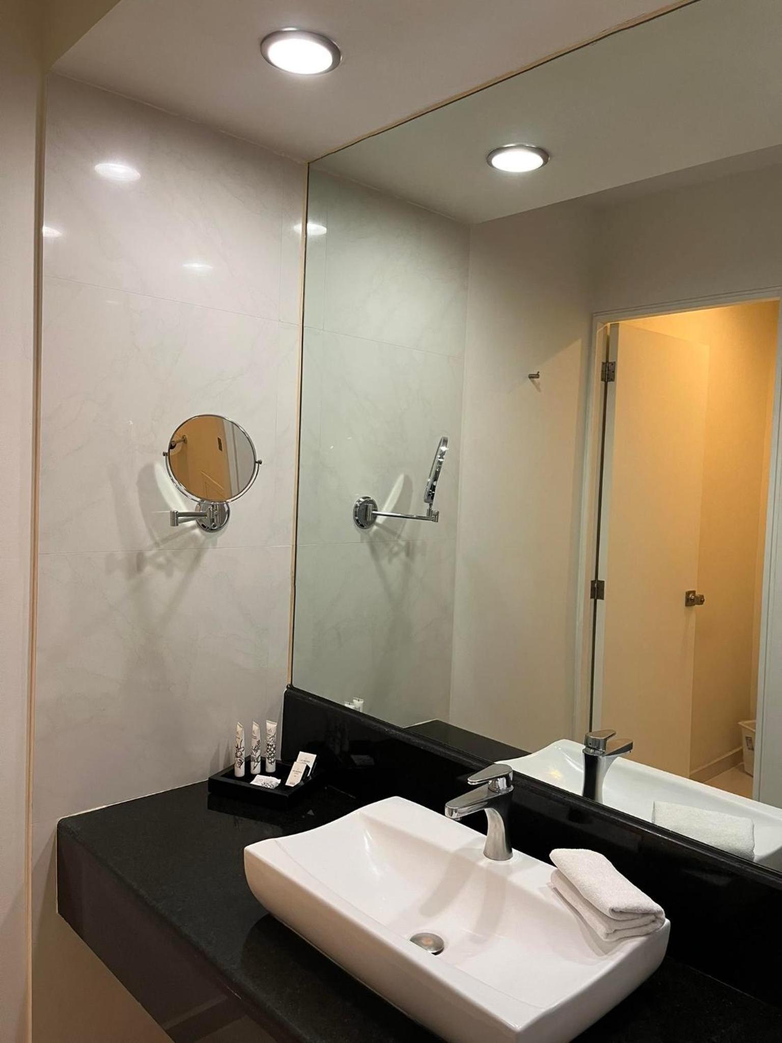 Standard Twin Room - Photo 7