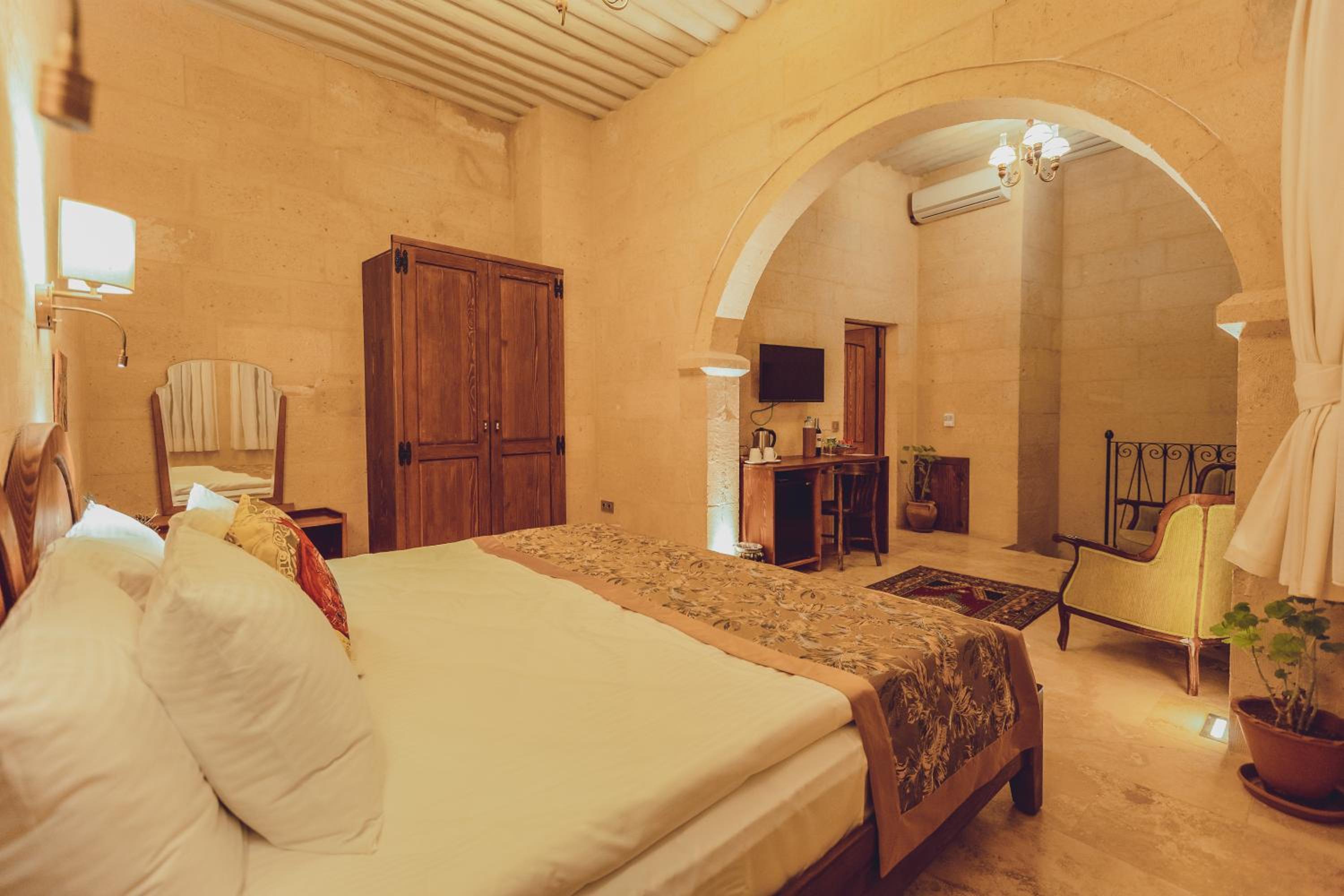 Deluxe King Room - Photo 2