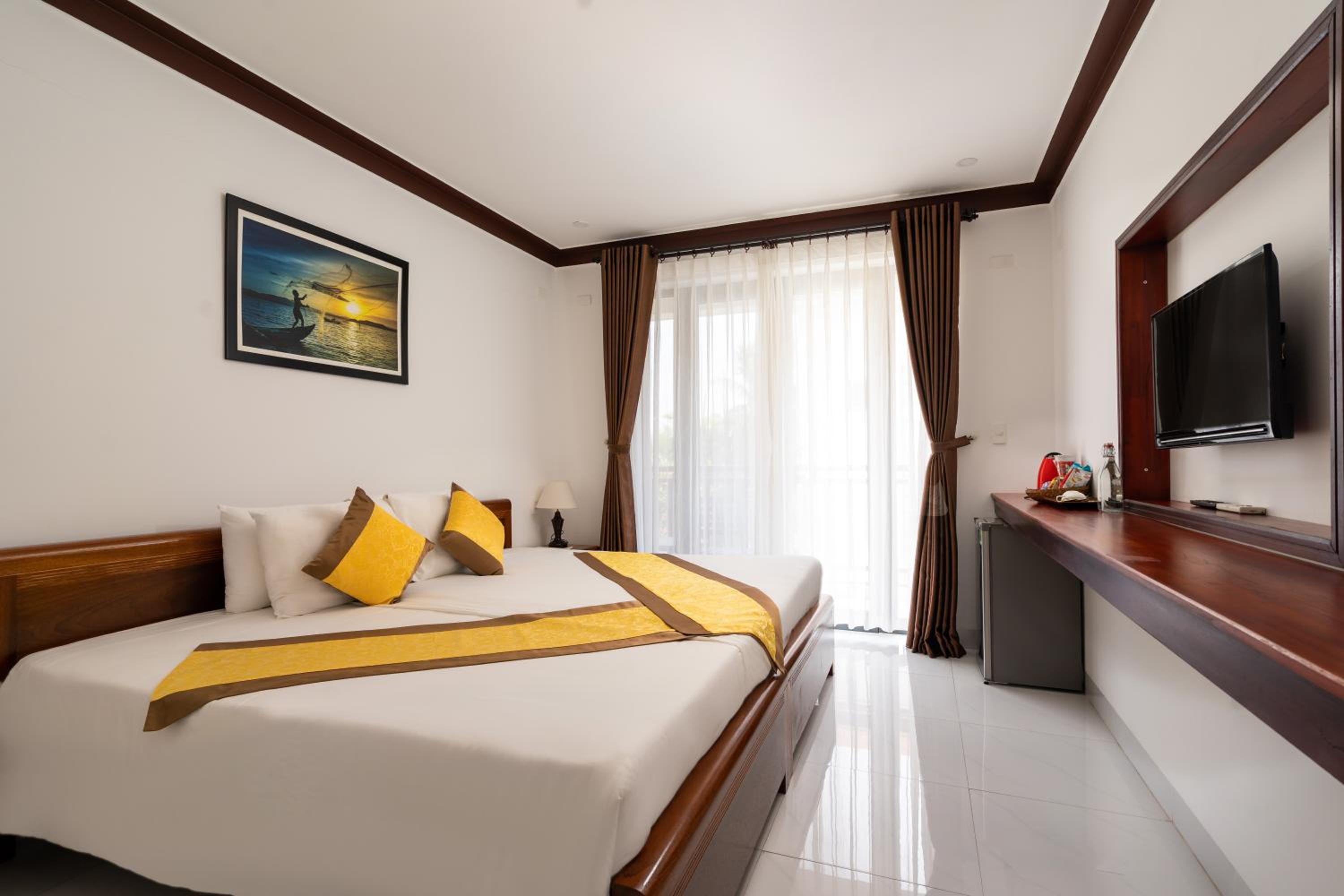 Deluxe Double or Twin Room with Pool View - Photo 1