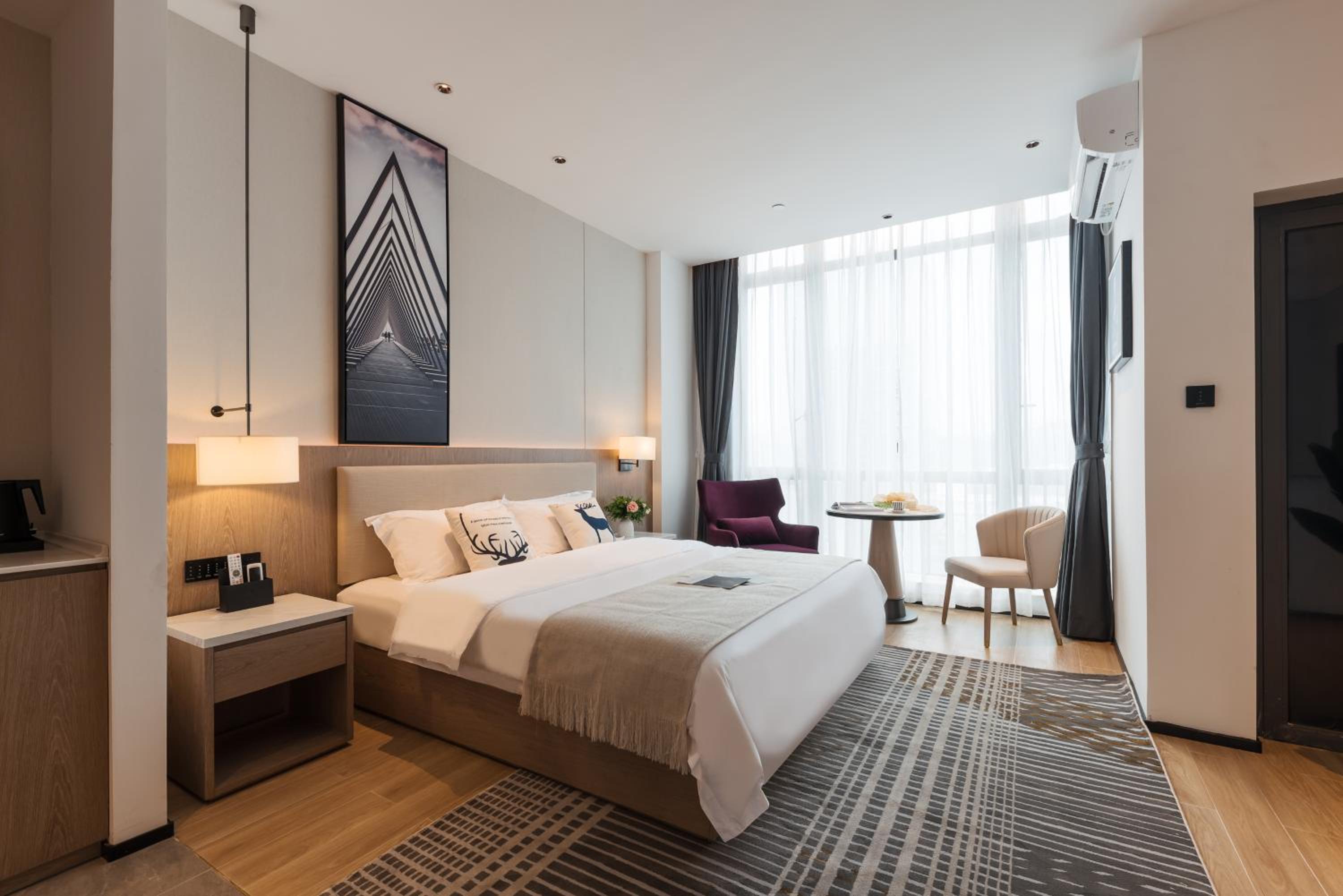 Stylish King Room photo 1