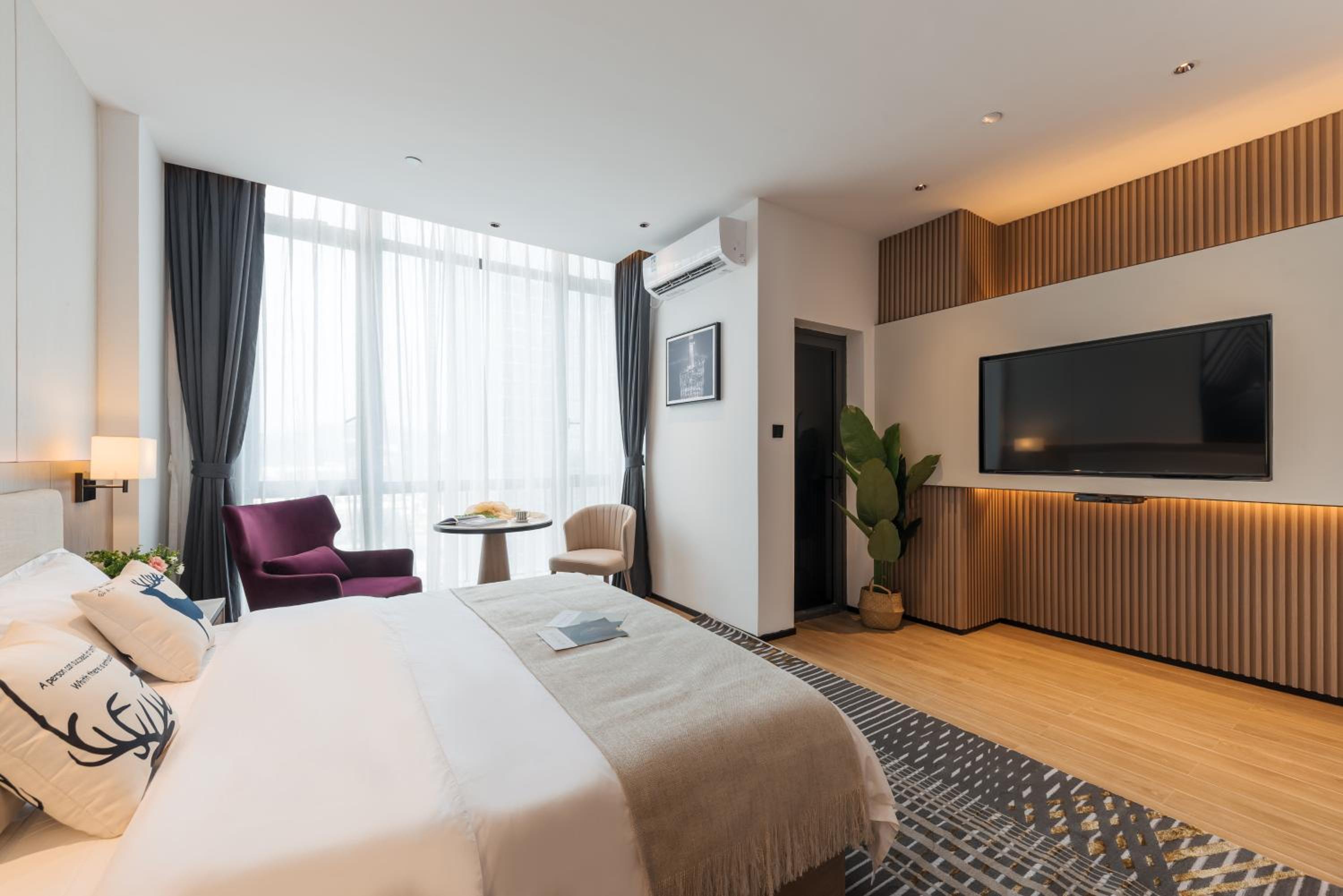 Stylish King Room photo 3