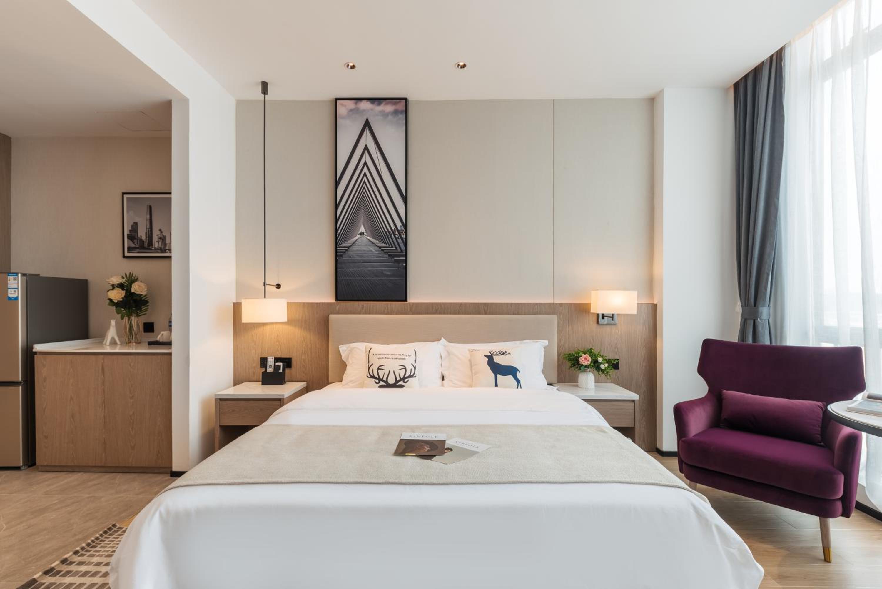 Stylish King Room photo 2