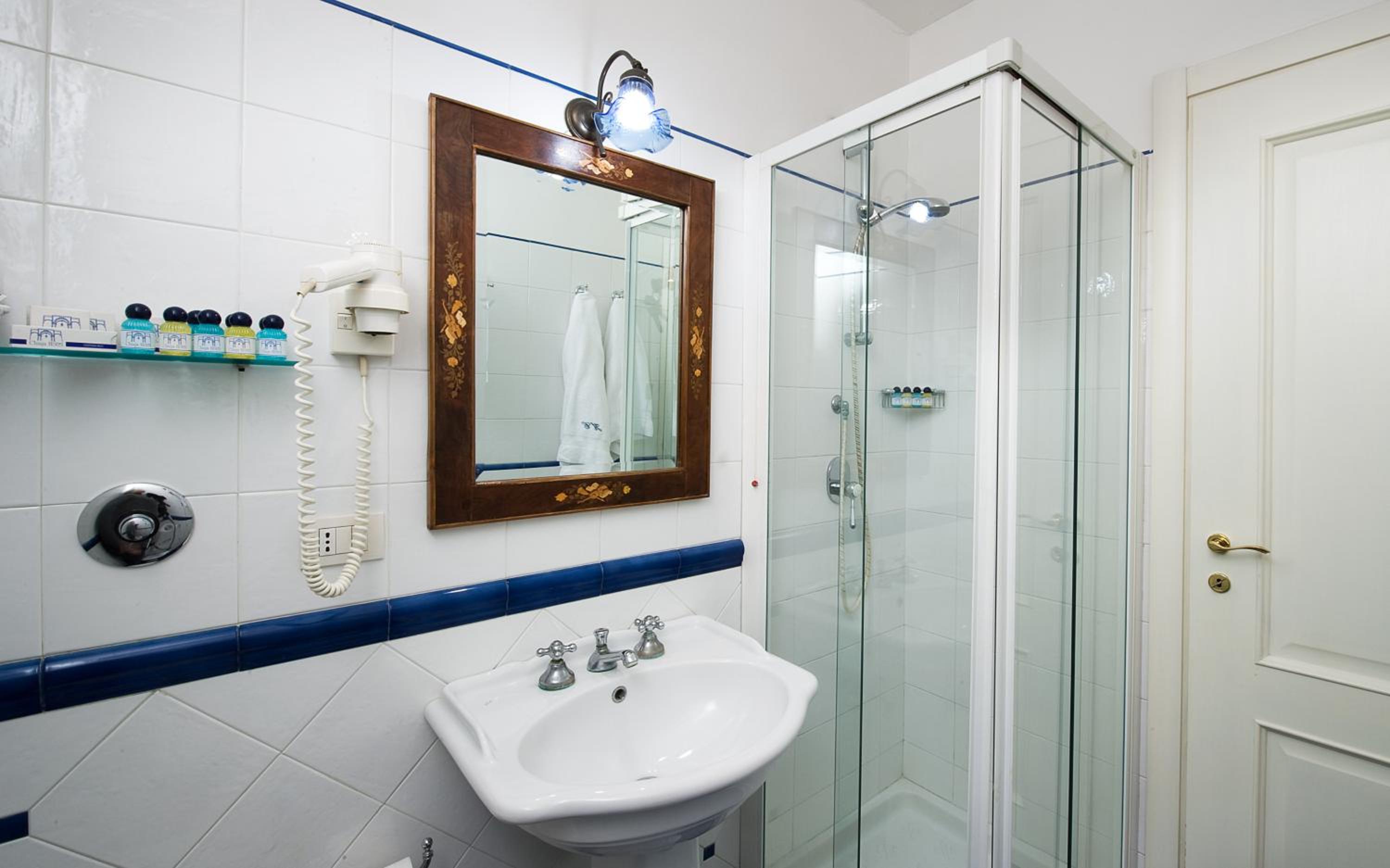 Standard Double or Twin Room - Photo 4